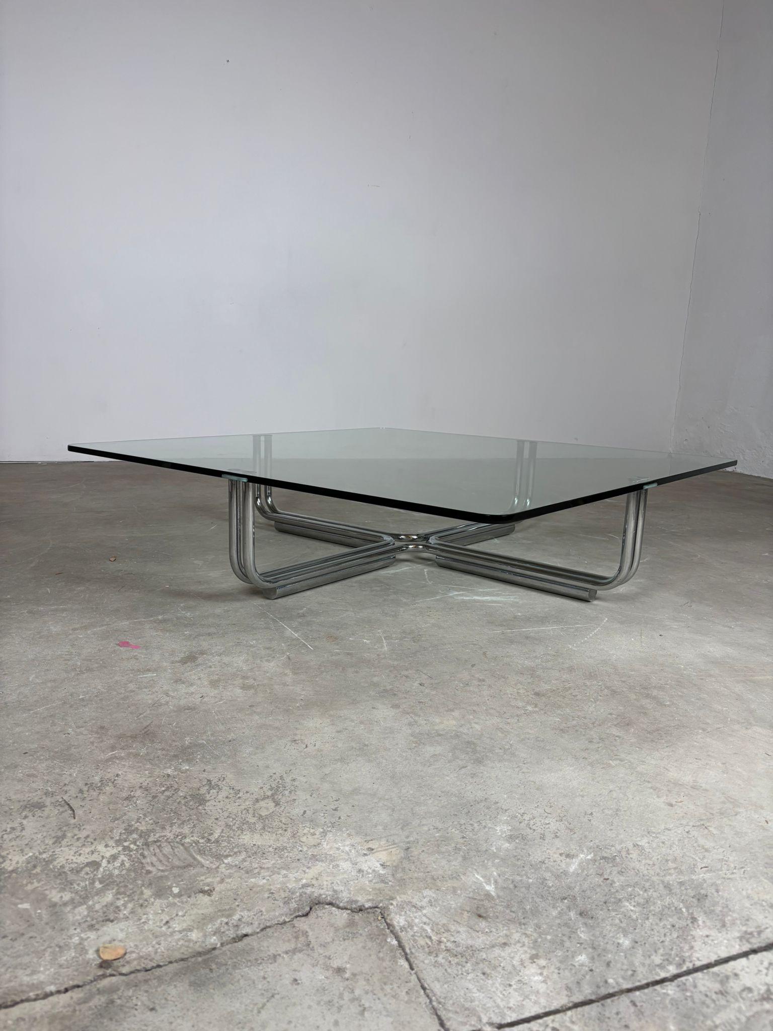 Glass and metal coffee table mod. 784 by Gianfranco Frattini for Cassina, 1970s Bon état - En vente à Milano, IT