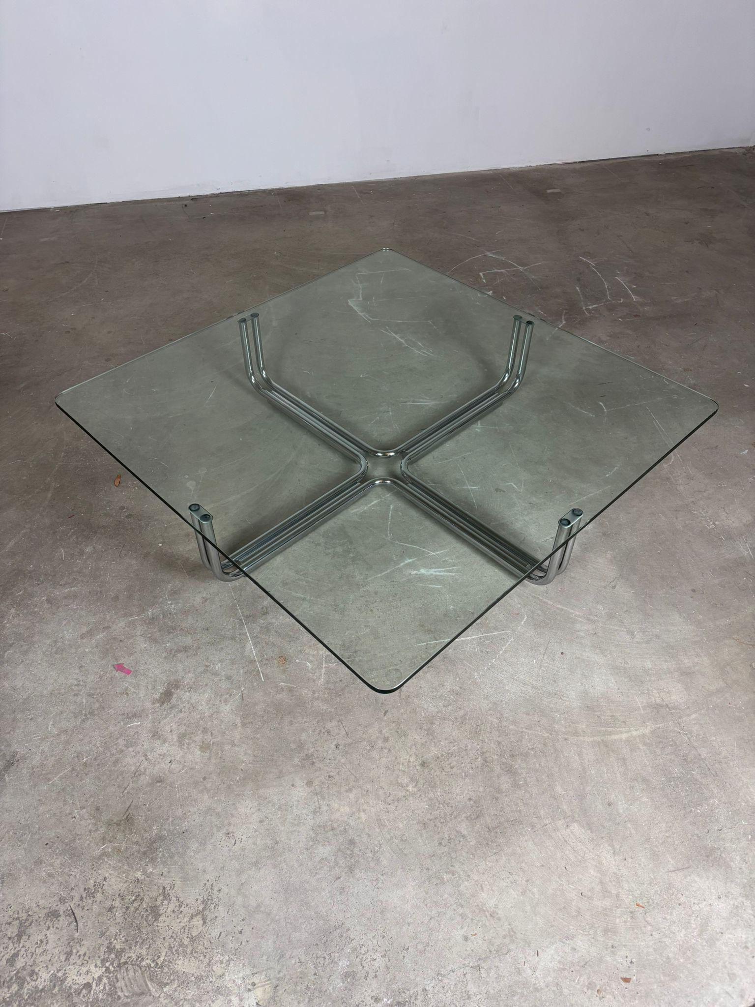 Fin du 20e siècle Glass and metal coffee table mod. 784 by Gianfranco Frattini for Cassina, 1970s en vente