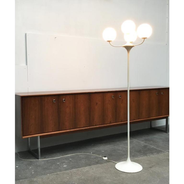  Elegante lampada da tavolo di Temde su disegno di Renee Nele
- Classico e moderno senza tempo
- Le sfere possono essere avvitate con una filettatura sui cerchioni
- Il piede è a forma di tulipano Questo pezzo ha un marchio di