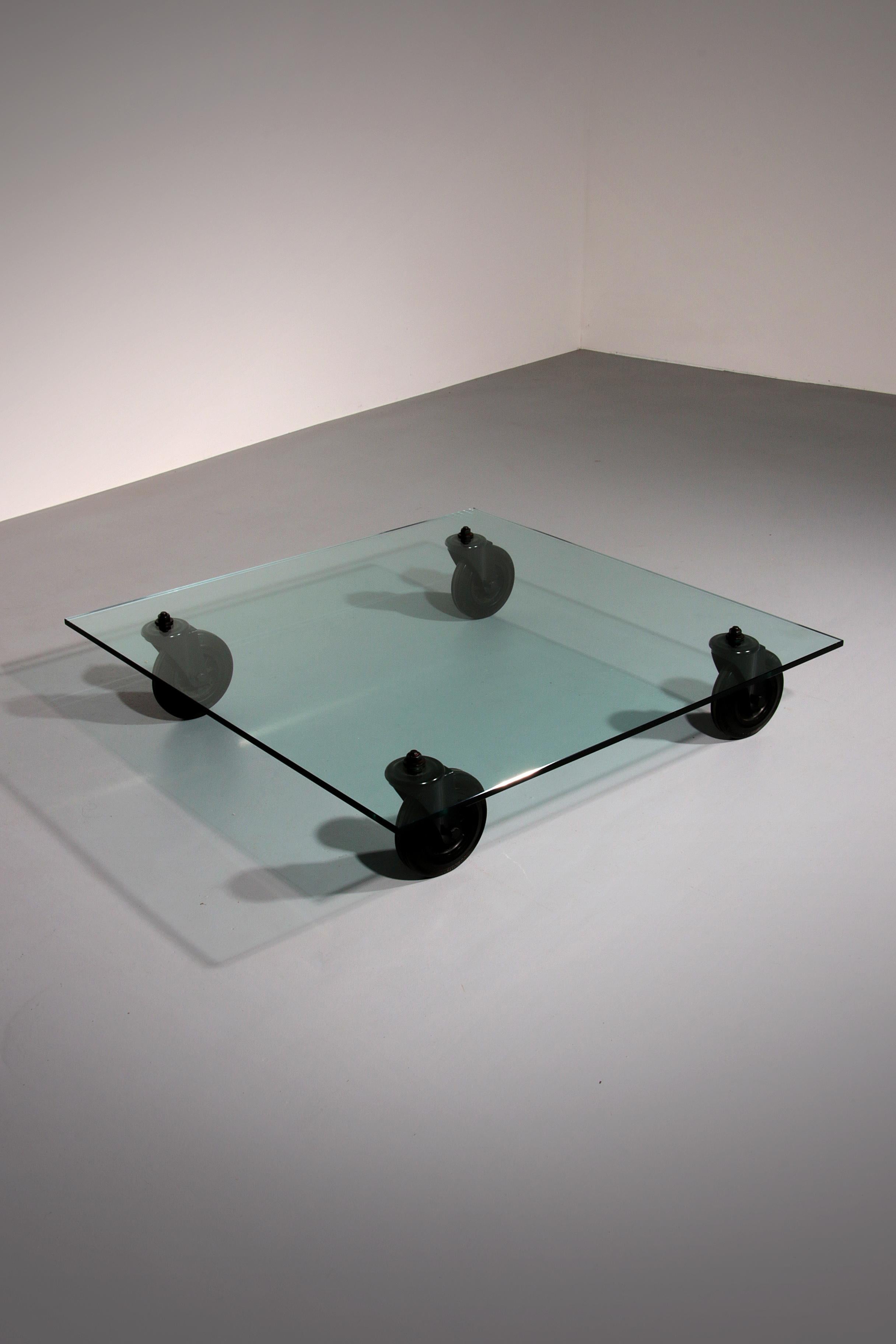 Dieser ikonische niedrige Tisch, der in den 1970er Jahren von Gae Aulenti für Fontana Arte entworfen wurde, ist ein echtes Design-Statement. Mit seiner eleganten Glasplatte, den raffinierten Linien und den markanten Metallgabeln mit Rollen verbindet