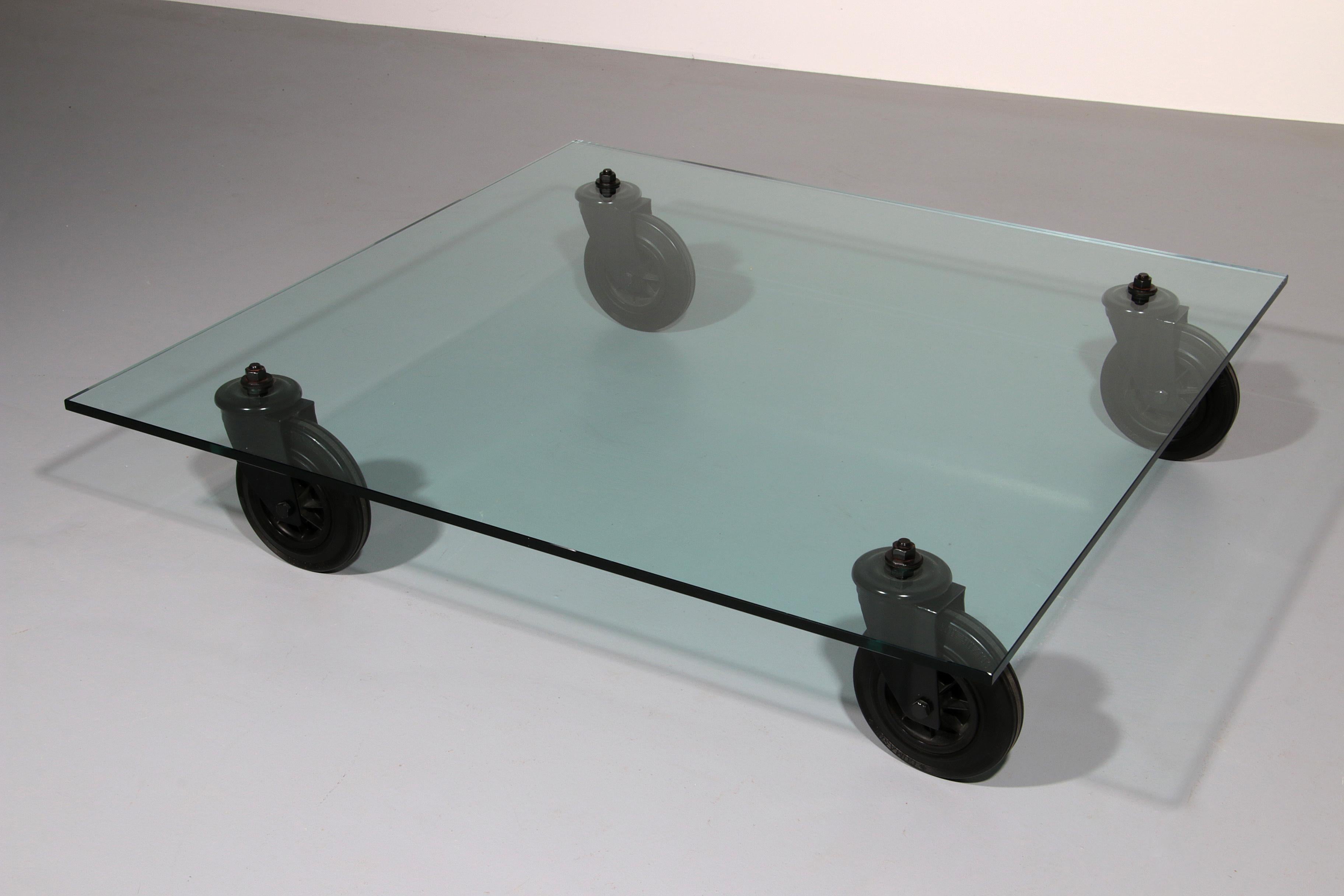 Niedriger Tisch aus Glas und Metall, zugeschrieben Gae Aulenti für Fontana Arte, 1970er Jahre (Moderne der Mitte des Jahrhunderts) im Angebot