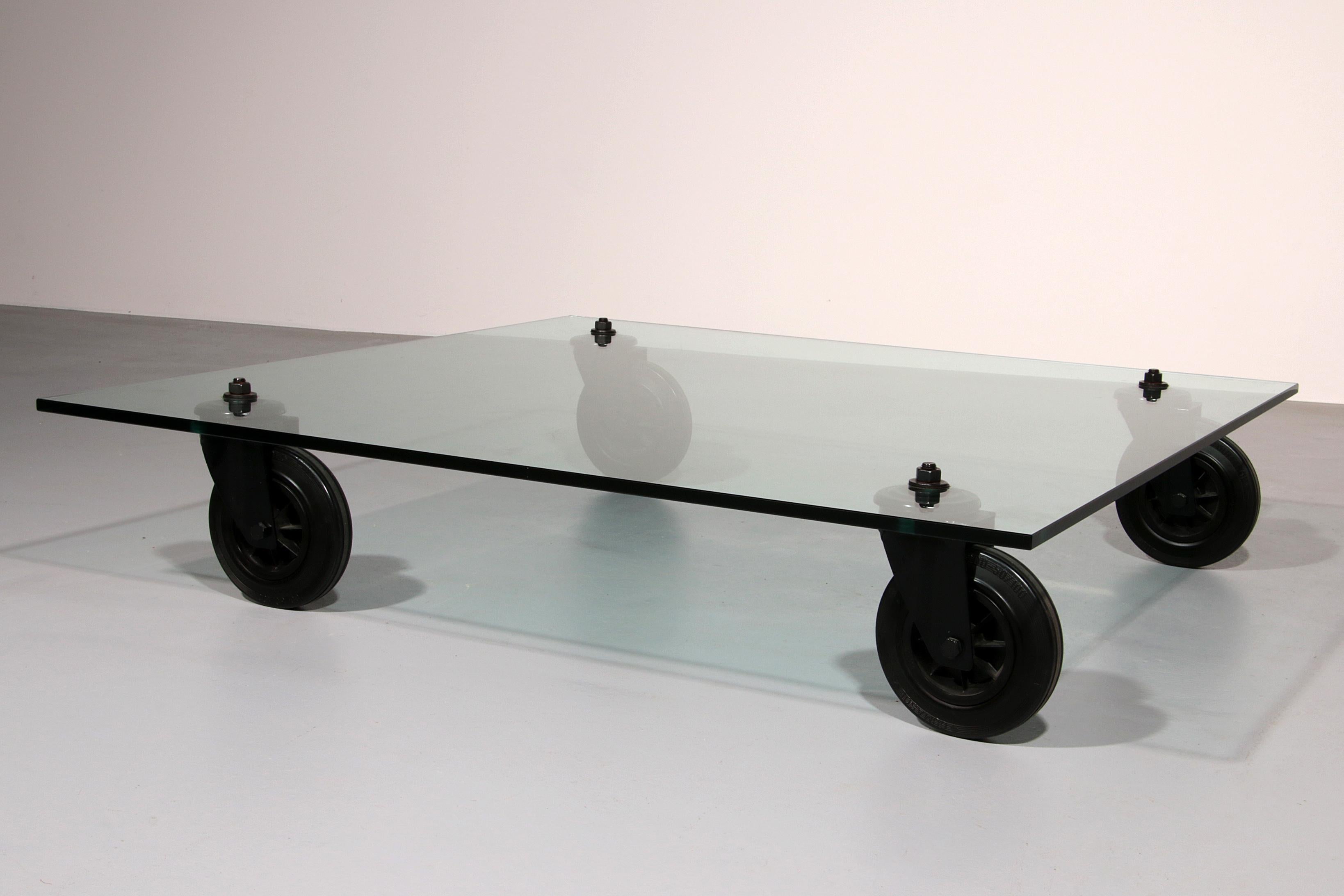 Niedriger Tisch aus Glas und Metall, zugeschrieben Gae Aulenti für Fontana Arte, 1970er Jahre (Italienisch) im Angebot