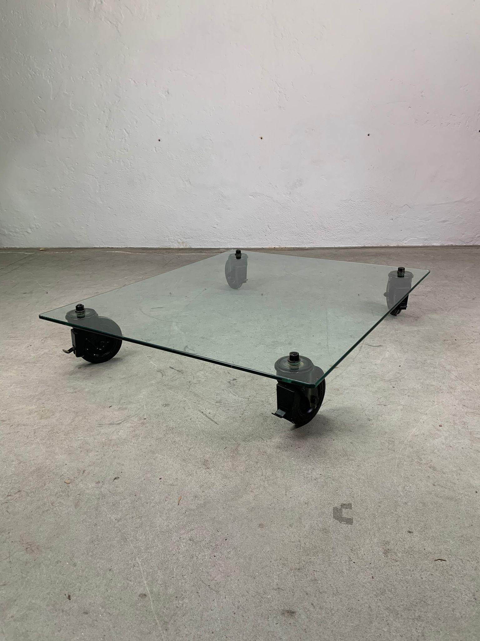 Niedriger Tisch von Gae Aulenti für Fontana Arte, 1970er Jahre 
Ikonischer niedriger Tisch mit Rollen, Glasplatte und lackierten Metallgabeln. Entworfen von Gae Aulenti für Fontana Arte.

Guter Zustand, Spuren der Zeit auf dem Foto