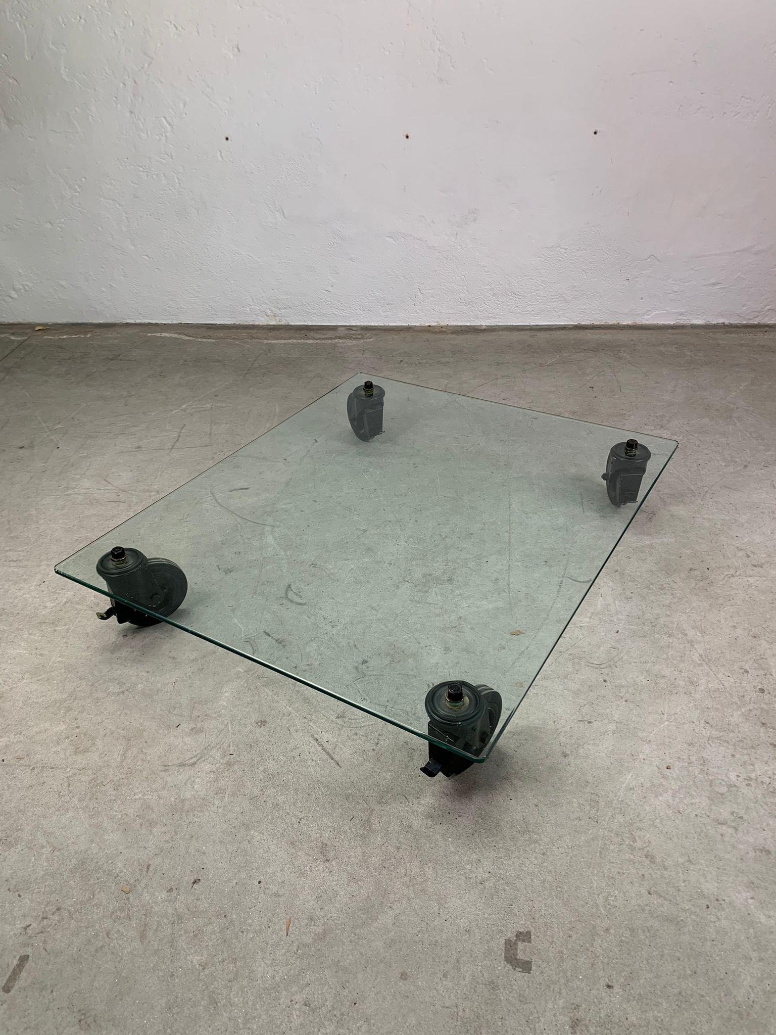 Niedriger Tisch aus Glas und Metall von Gae Aulenti für Fontana Arte, 1970er Jahre (Moderne der Mitte des Jahrhunderts) im Angebot