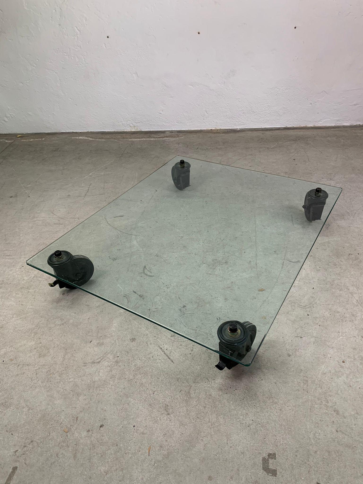 Niedriger Tisch aus Glas und Metall von Gae Aulenti für Fontana Arte, 1970er Jahre im Zustand „Gut“ im Angebot in Milano, IT