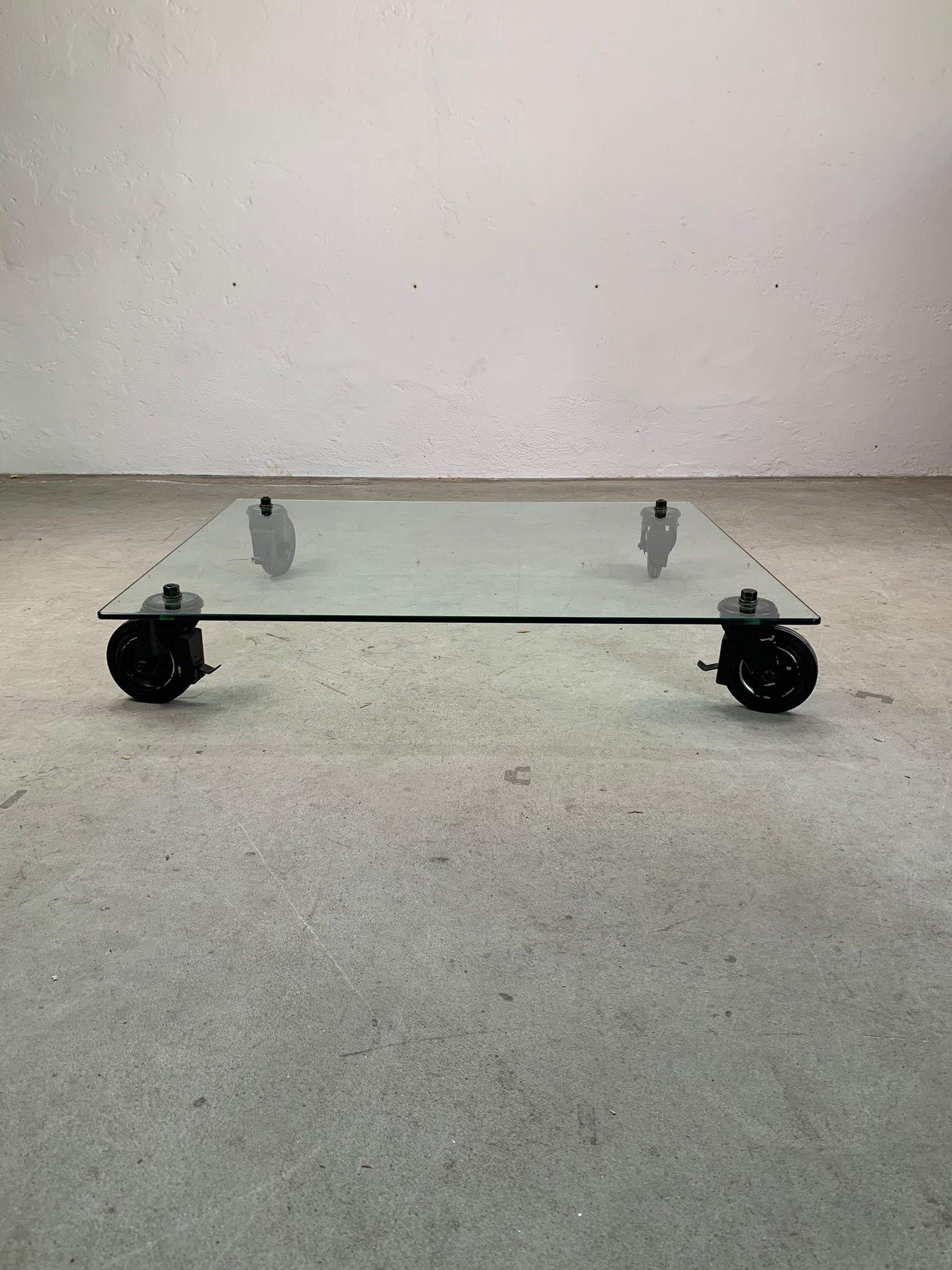Niedriger Tisch aus Glas und Metall von Gae Aulenti für Fontana Arte, 1970er Jahre (Late 20th Century) im Angebot