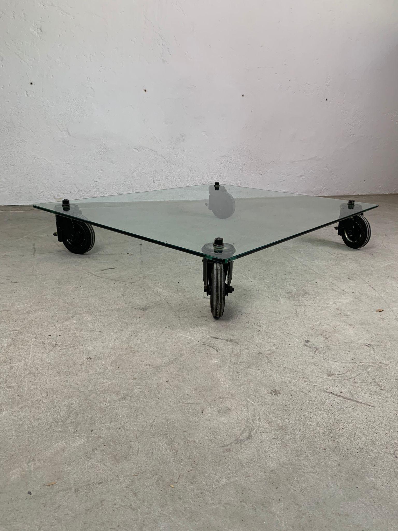 Niedriger Tisch aus Glas und Metall von Gae Aulenti für Fontana Arte, 1970er Jahre im Angebot 1