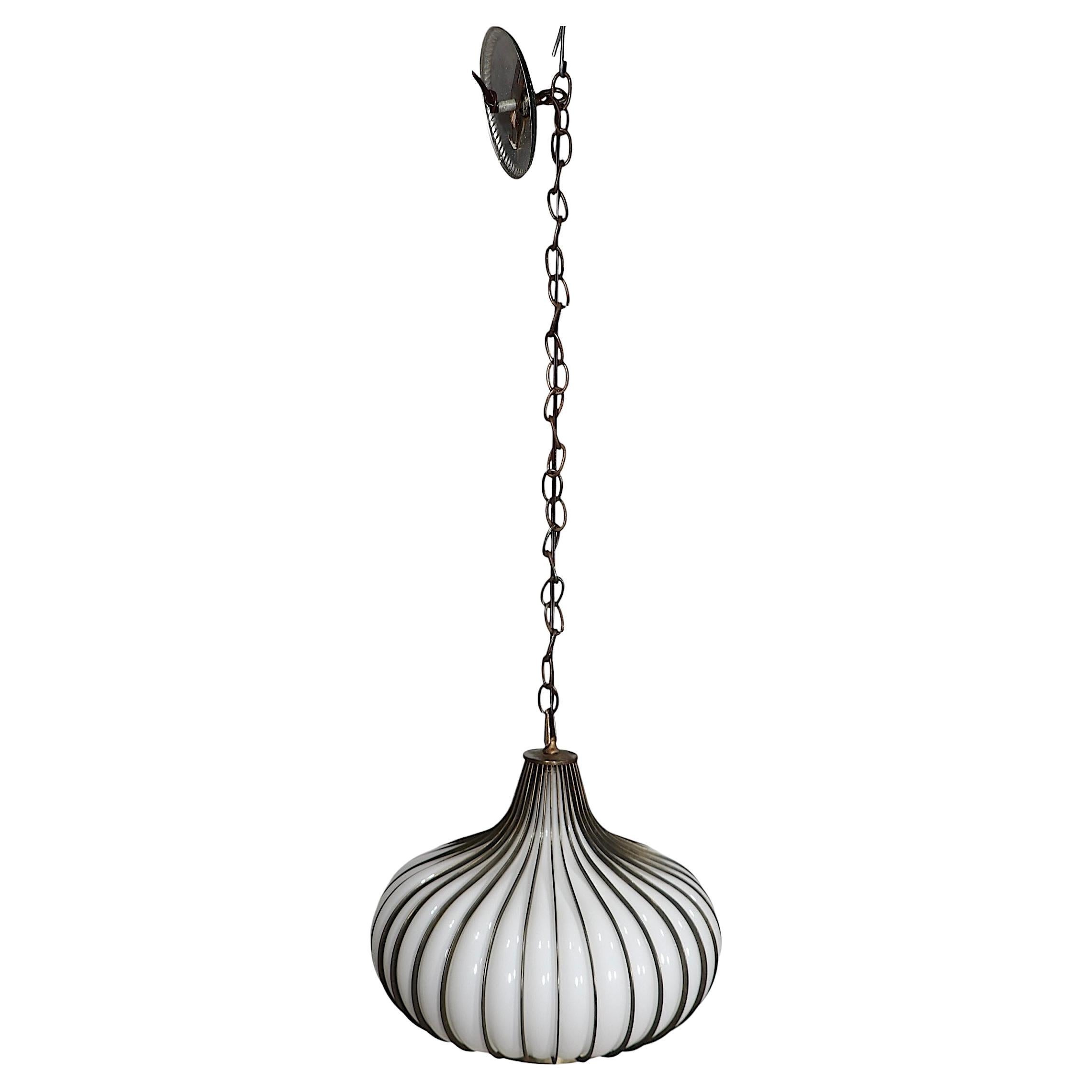 Elegante lampadario a cipolla in vetro di Litecraft of California, risalente agli anni '70 circa. Il lampadario presenta un interno in vetro bianco soffiato in una gabbia di metallo color ottone. L'apparecchio è in ottime condizioni, pulito,