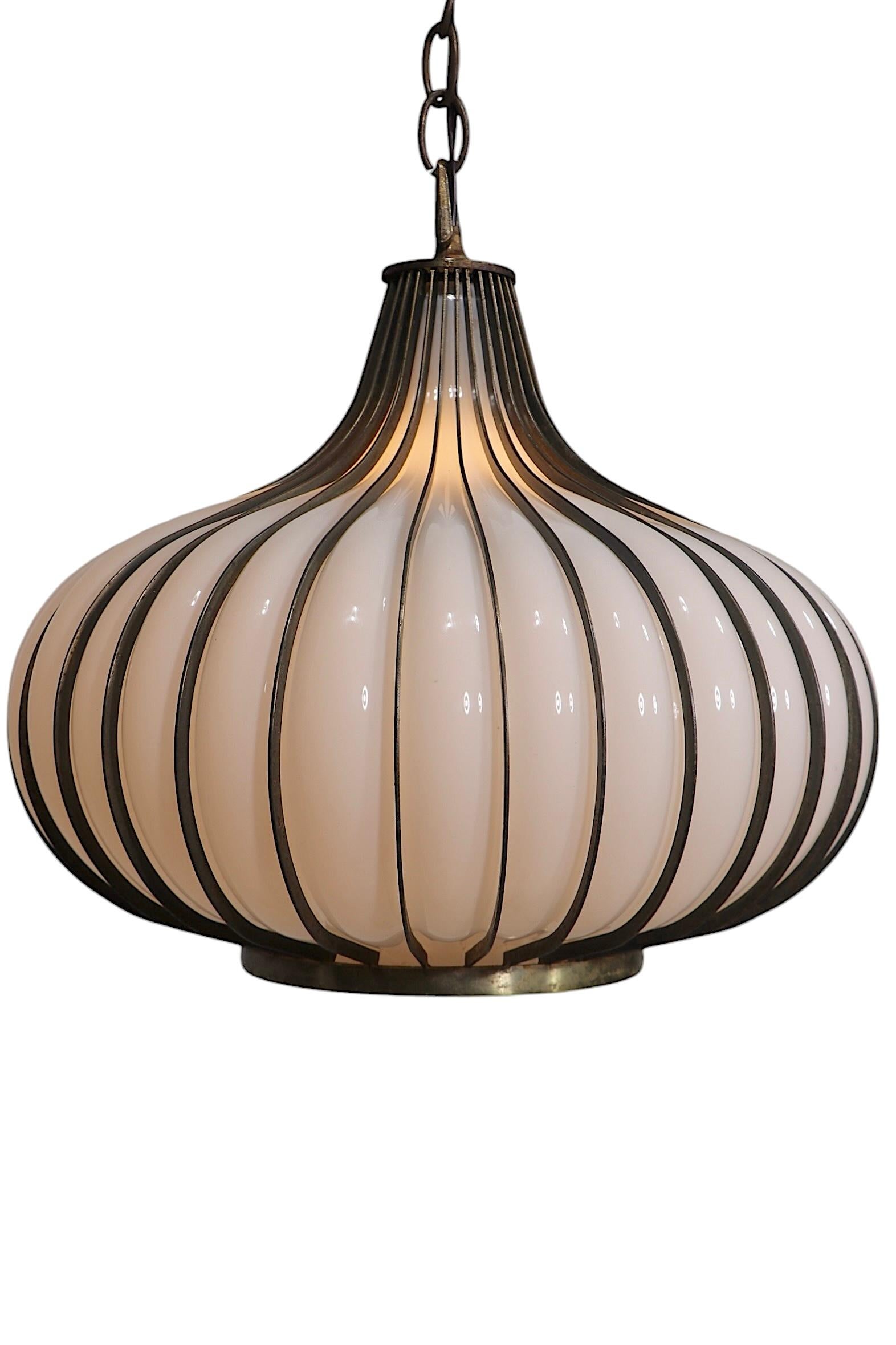 Mid-Century moderno Lampadario a cipolla in vetro e metallo di Litecraft of Califiornia, anni '70 ca. in vendita