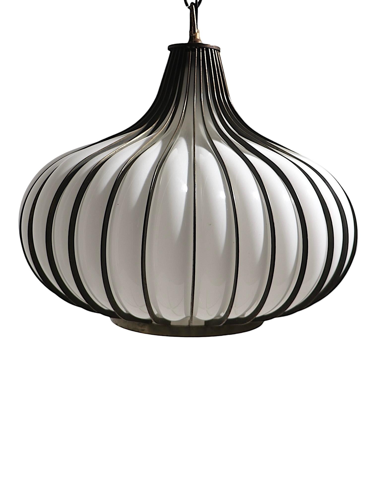 Lampadario a cipolla in vetro e metallo di Litecraft of Califiornia, anni '70 ca. In condizioni buone in vendita a New York, NY