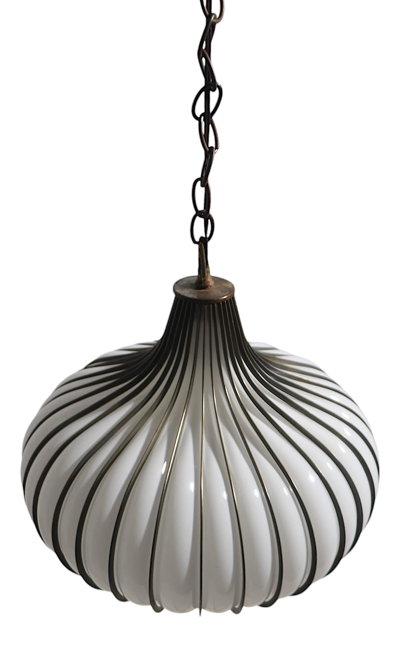 XX secolo Lampadario a cipolla in vetro e metallo di Litecraft of Califiornia, anni '70 ca. in vendita