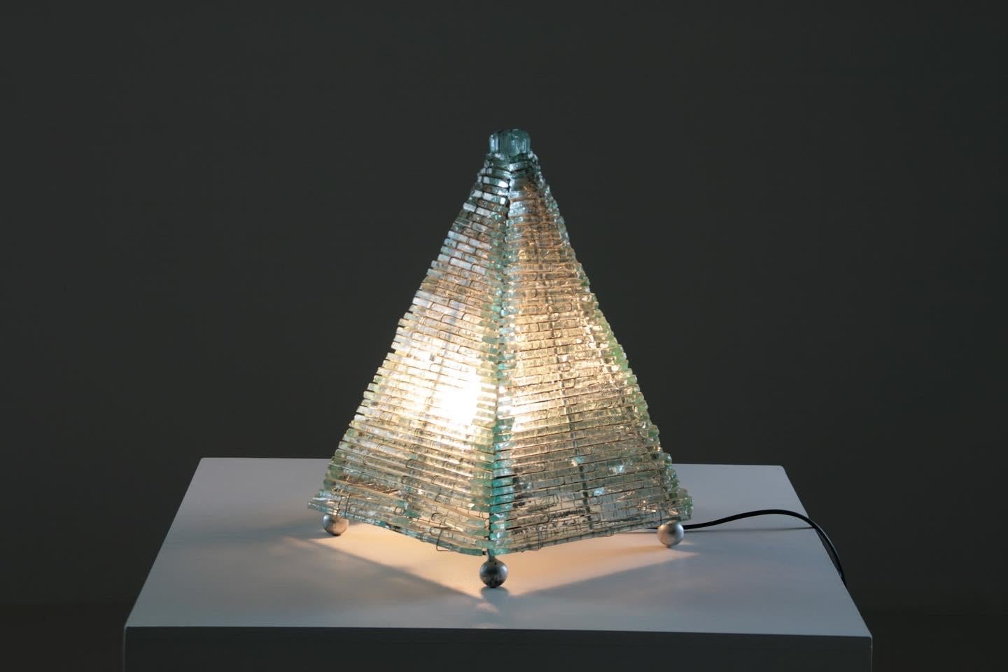 Glass and Metal Pyramid Table Lamp, 1970s In Good Condition For Sale In GRENOBLE, FR
