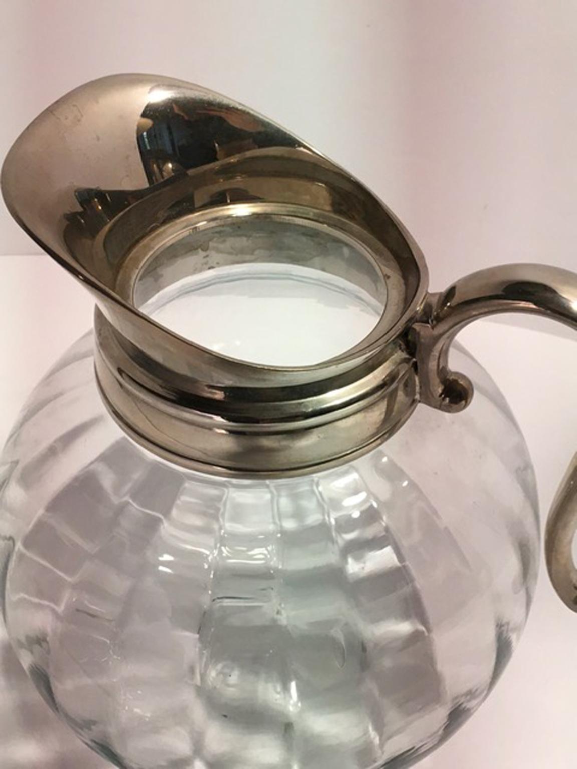 Moderne Carafe à eau en verre et métal plaqué argent en vente