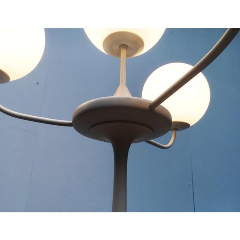 Tischlampe aus glas und metall von E.R. Nele für Temde, 1960er Jahre

- Elegante Tischleuchte von Temde nach einem Entwurf von Renee Nele
- Klassisch und doch zeitlos modern
- Die Kugeln können mit einem Gewinde auf die Felgen geschraubt werden
-