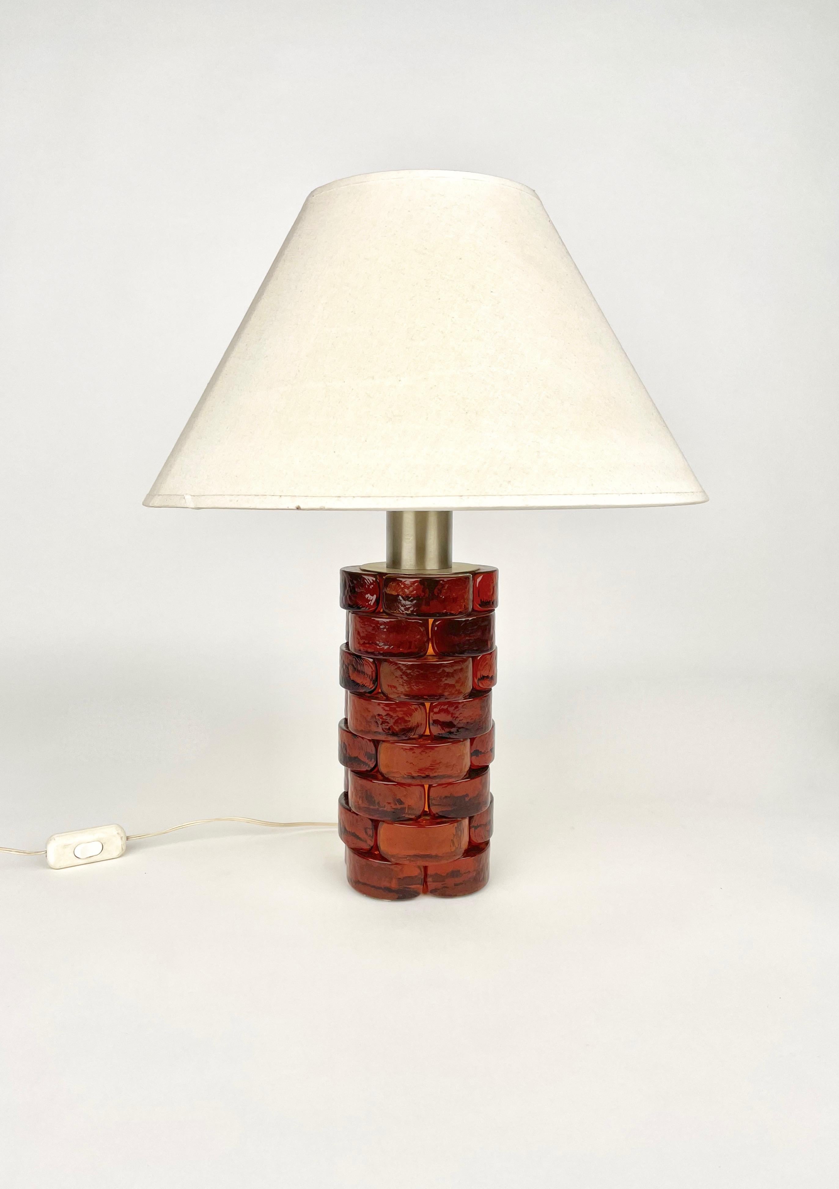 Lampada da tavolo a due luci in vetro ambrato e metallo di Poliarte. Realizzato in Italia negli anni '70.

Misure: Altezza senza paralume: 33 cm.
Diametro: 12 cm.
   