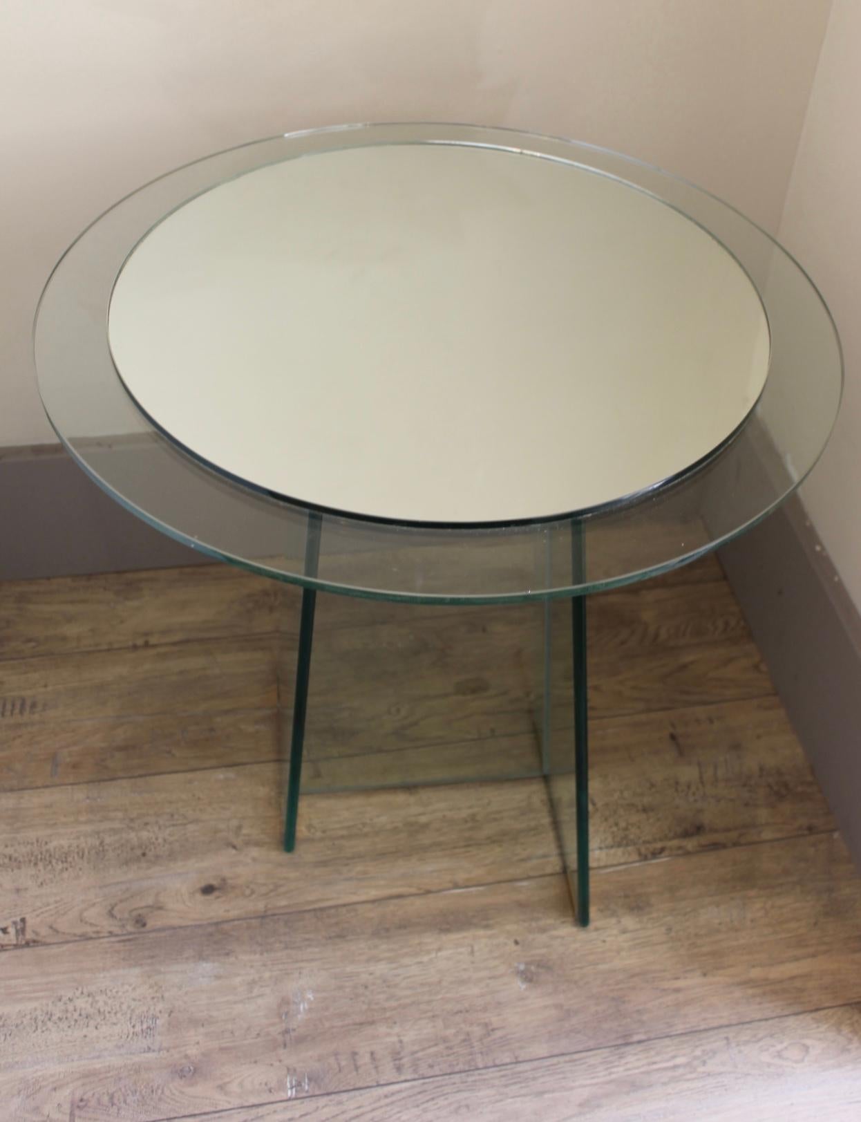 Round glass and mirror pedestal table with asymmetrical glass legs, mirrored top in the style of Fontana Arte from the 70s
Italian work, design
This pedestal table can be placed at the end of a sofa.
Very original in its design. That makes it