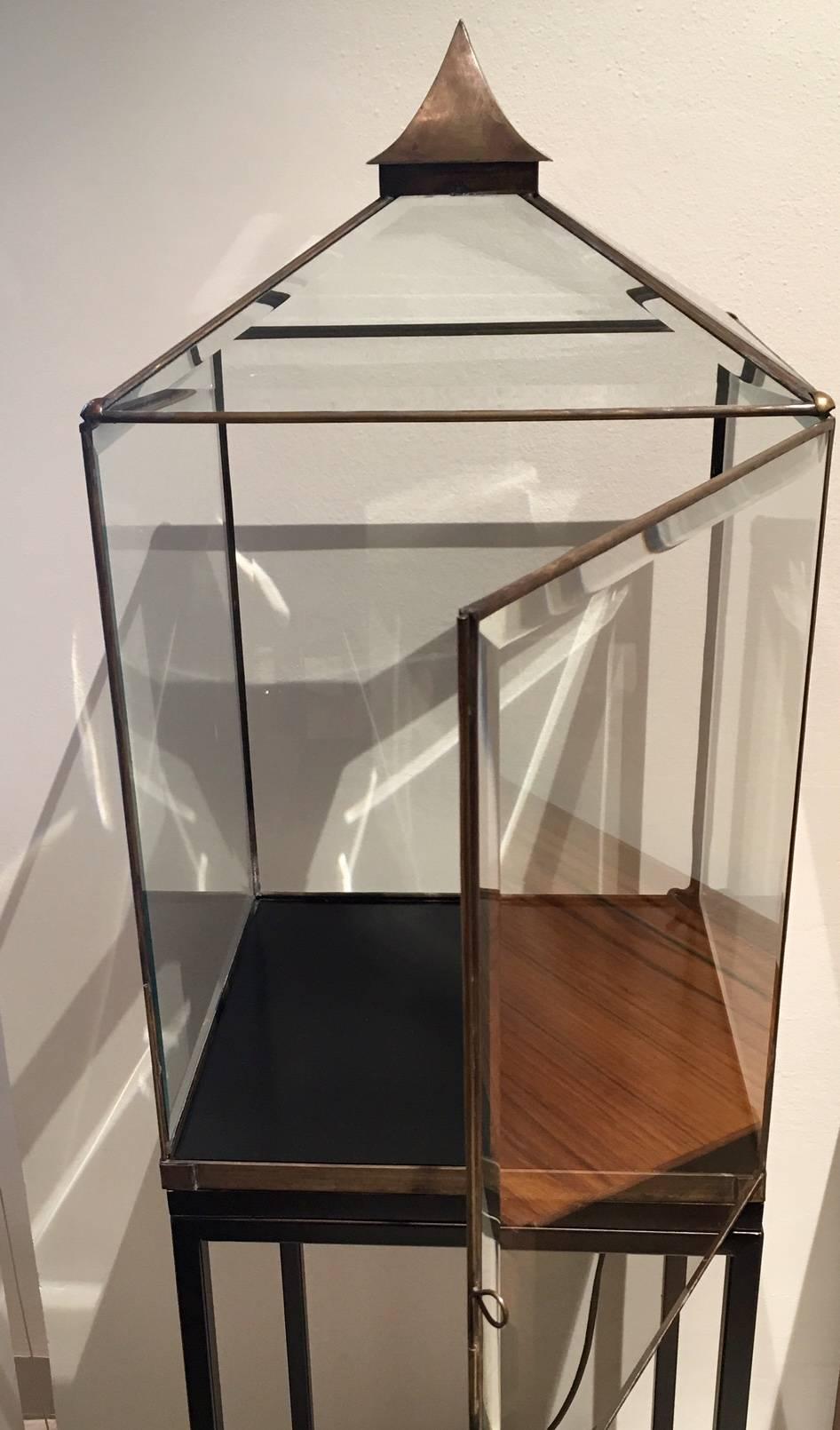 Glass and Oxidized Metal Floor Light with Display Case In Good Condition In Madrid, ES