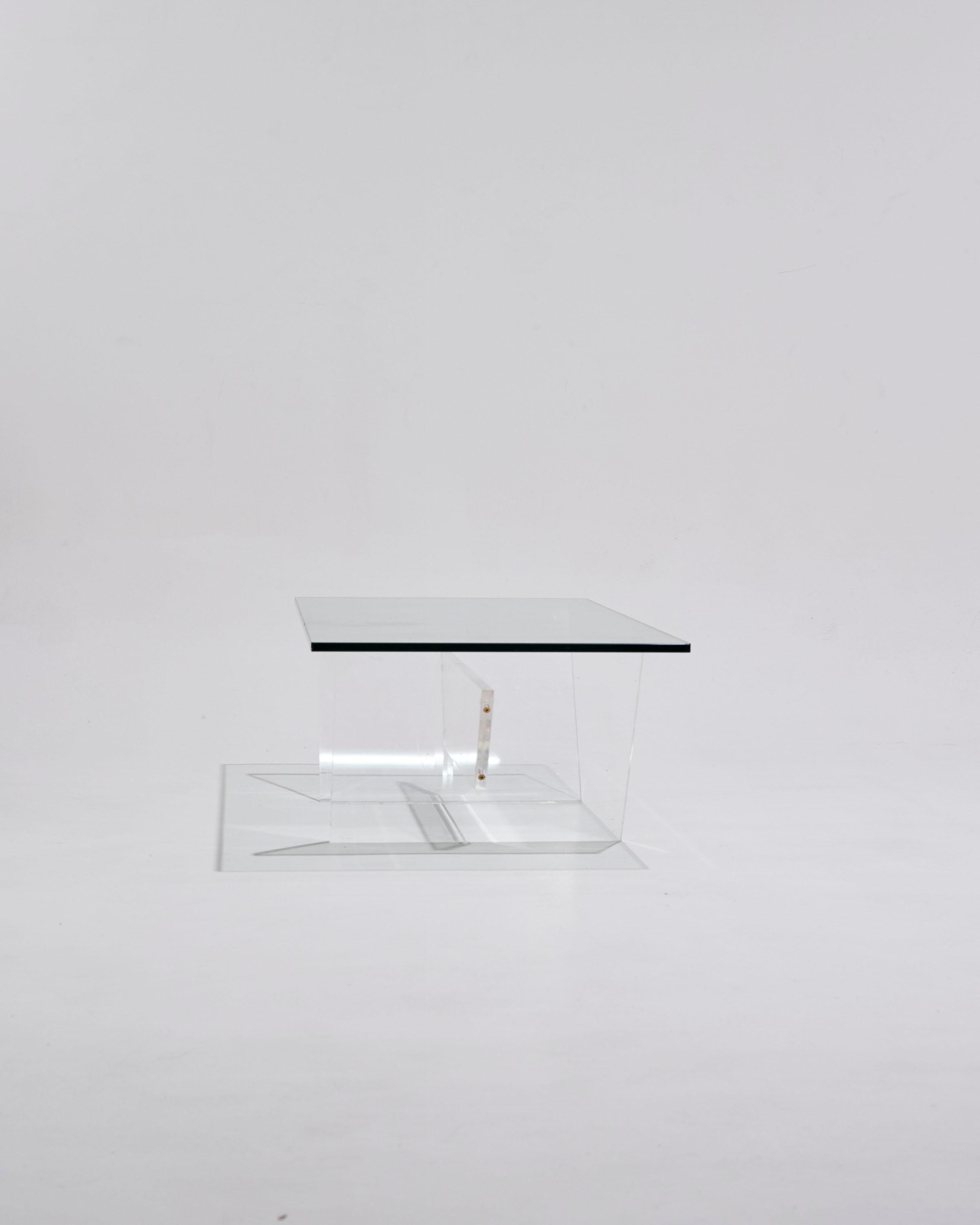 Mesa de centro rectangular de cristal y plexiglás de los años 70.
El tablero es de cristal y la base de plexiglás. Sus líneas limpias recuerdan el estilo de Pierre Vandel o David Lange.
Muy buen estado.