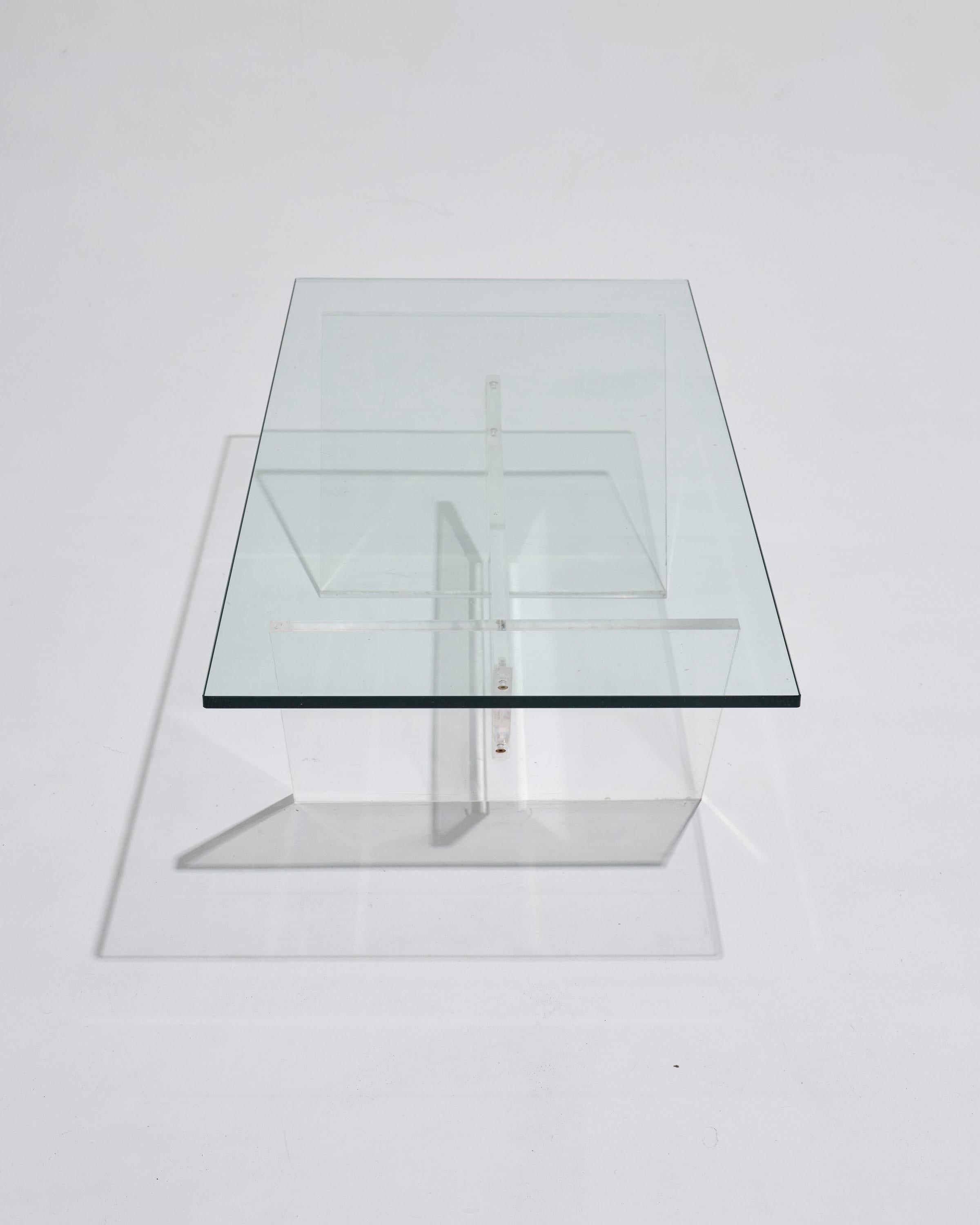 Mesa de centro de cristal y plexiglás, años 70 en venta 3