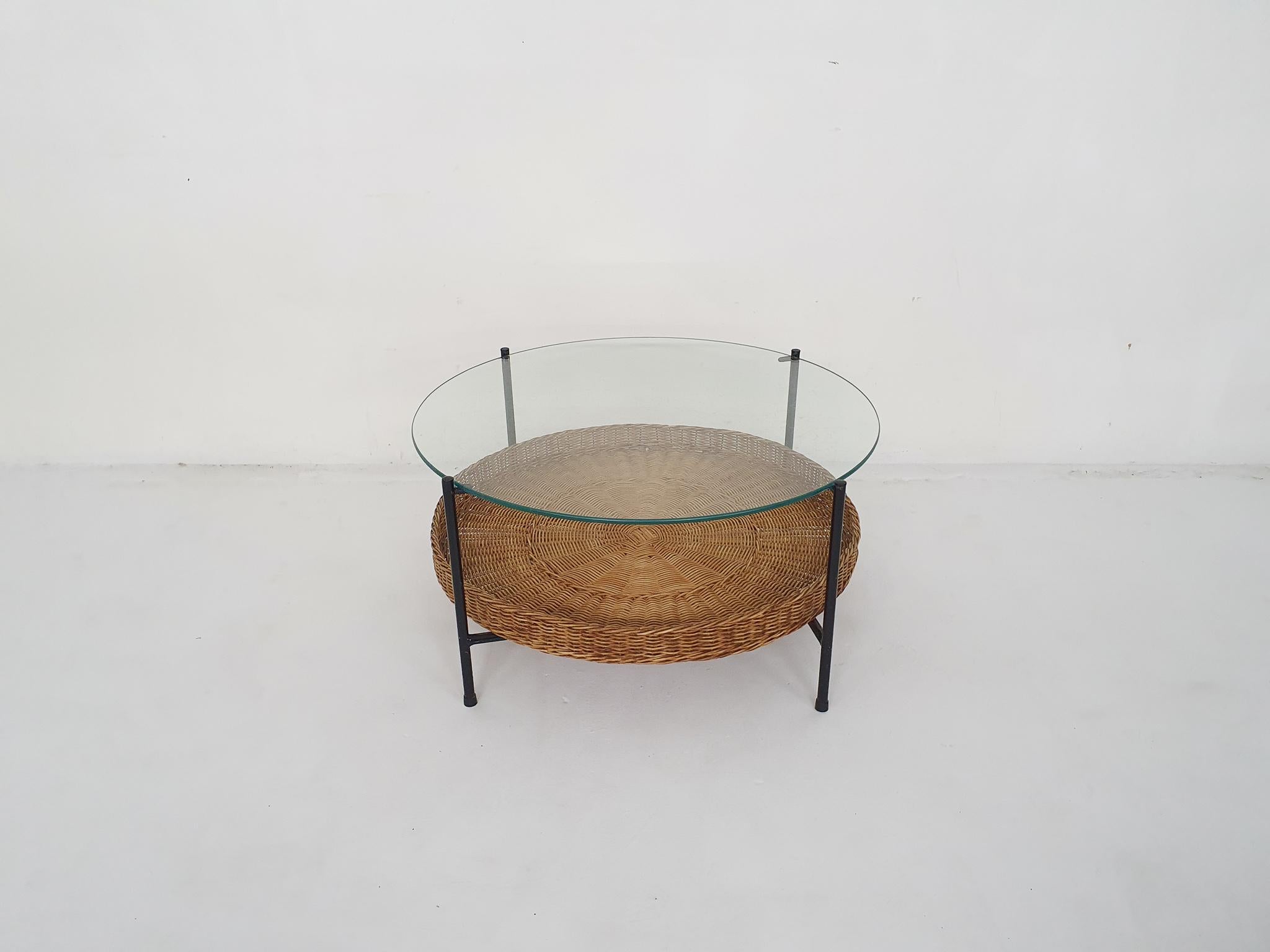 Glass and Rattan Coffee Table in the Manor of Rudolf Wolff for Rohe Noordwolde In Good Condition For Sale In Amsterdam, NL