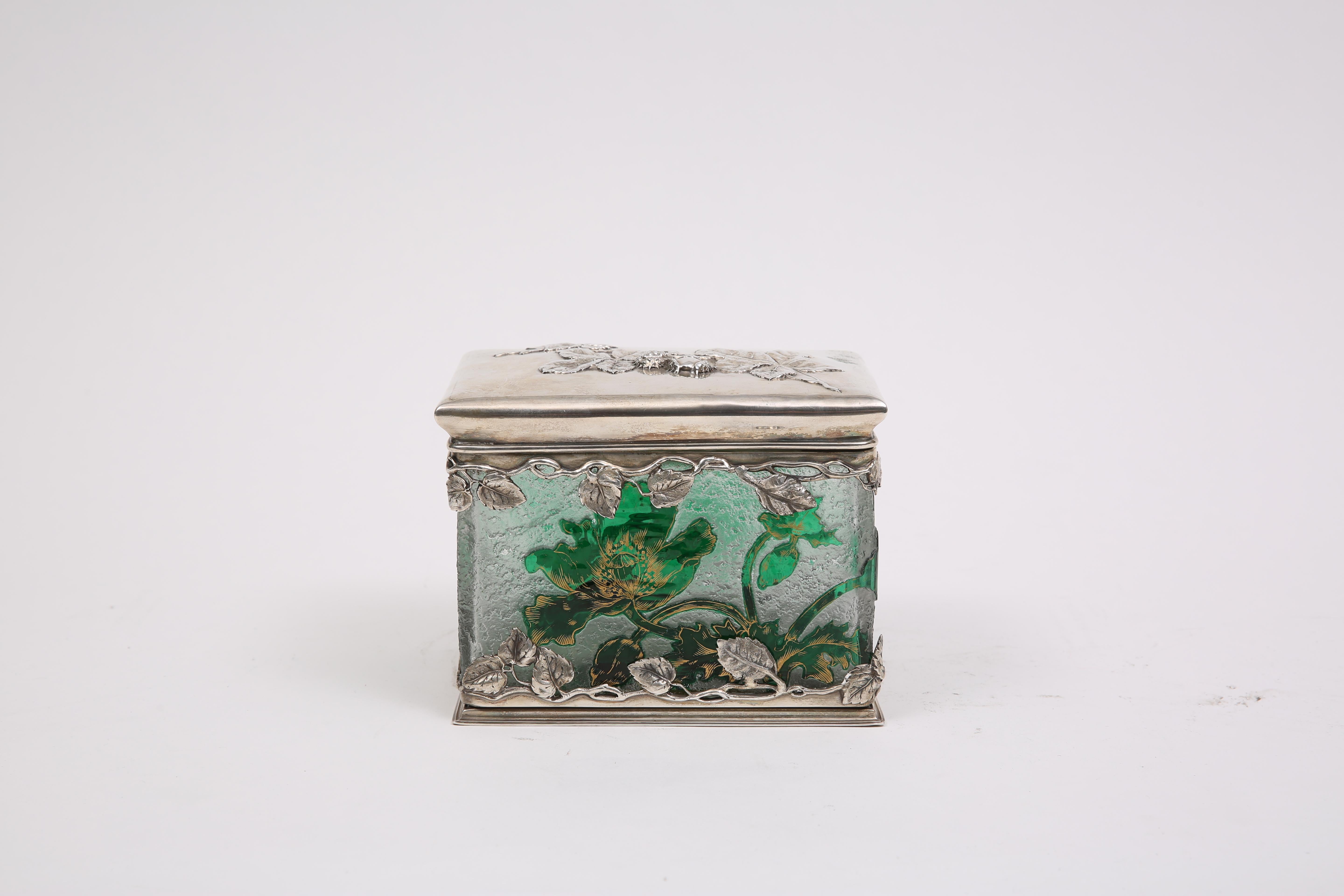Scatola in vetro acidato e smaltato con montatura in argento. Firmato Daun Nancy.

Francia, CIRCA 1900.