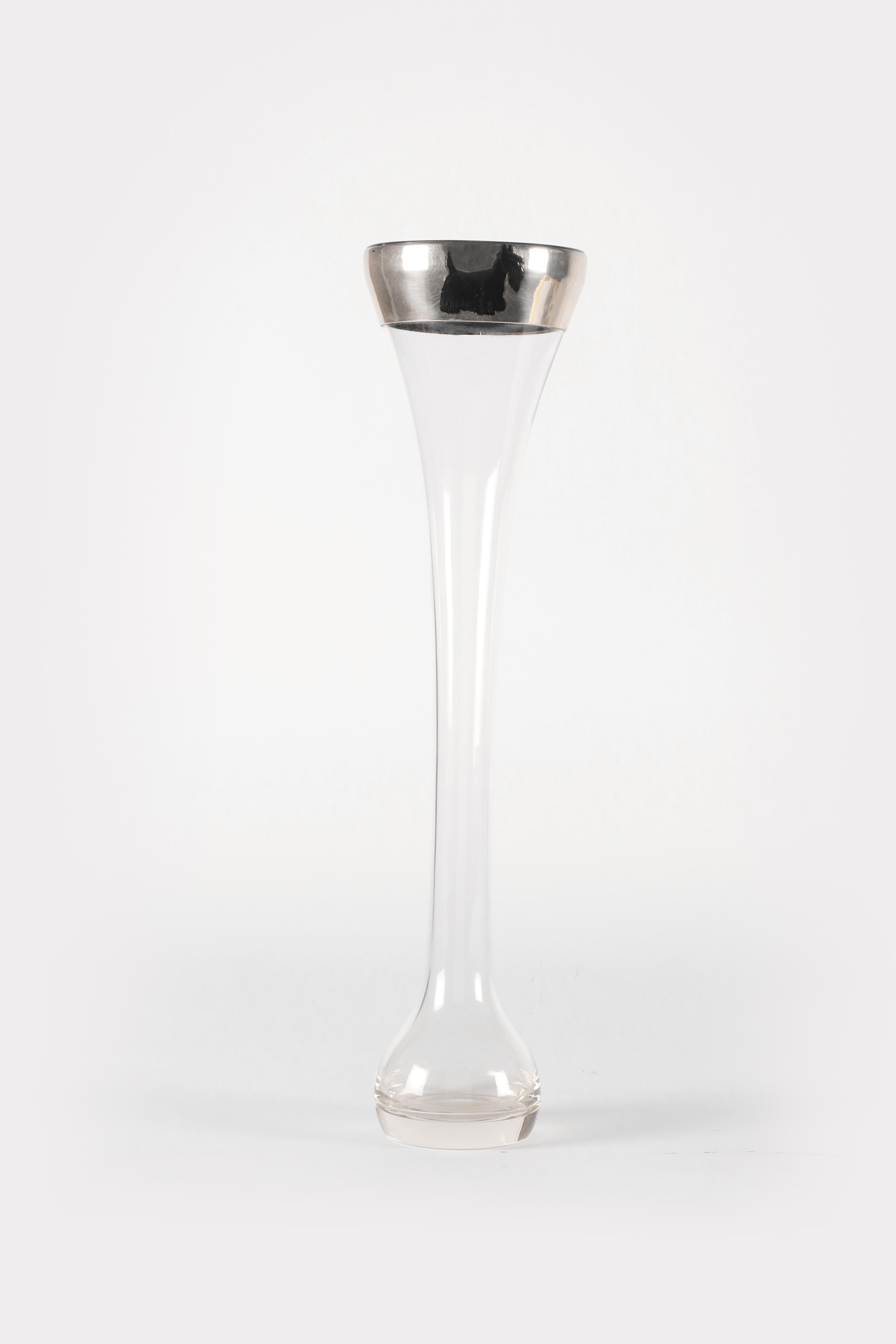 Vaso alto in vetro con collo alto, apertura sul bordo con fascia liscia in argento 925/1000. Sul fronte c'è un cane Scottish Terrier, inciso e dipinto in smalto. Stati Uniti, inizio del XX secolo.