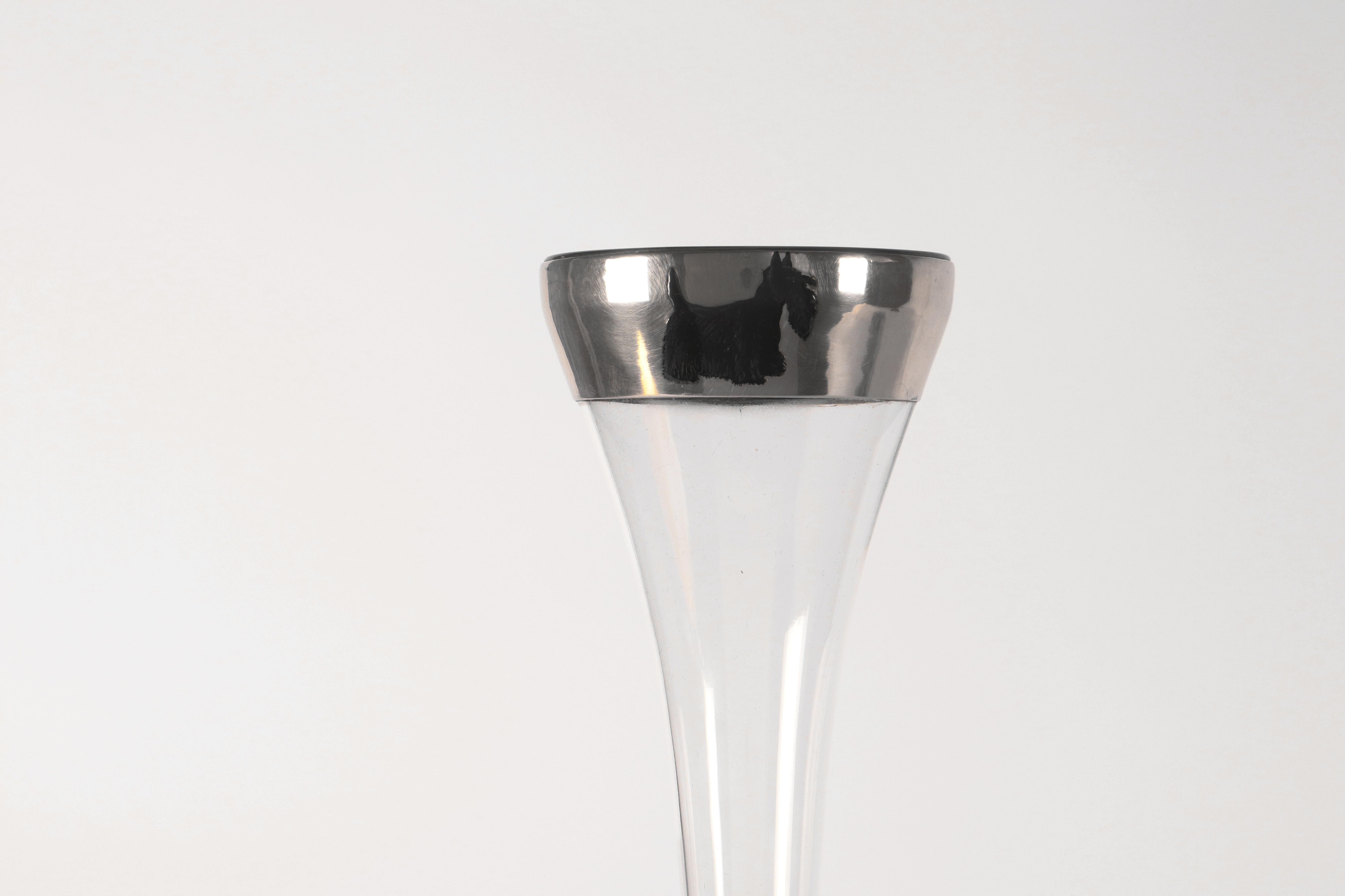 Americano Vaso in vetro e argento con cane Scottish Terrier smaltato, Stati Uniti, 1900. in vendita