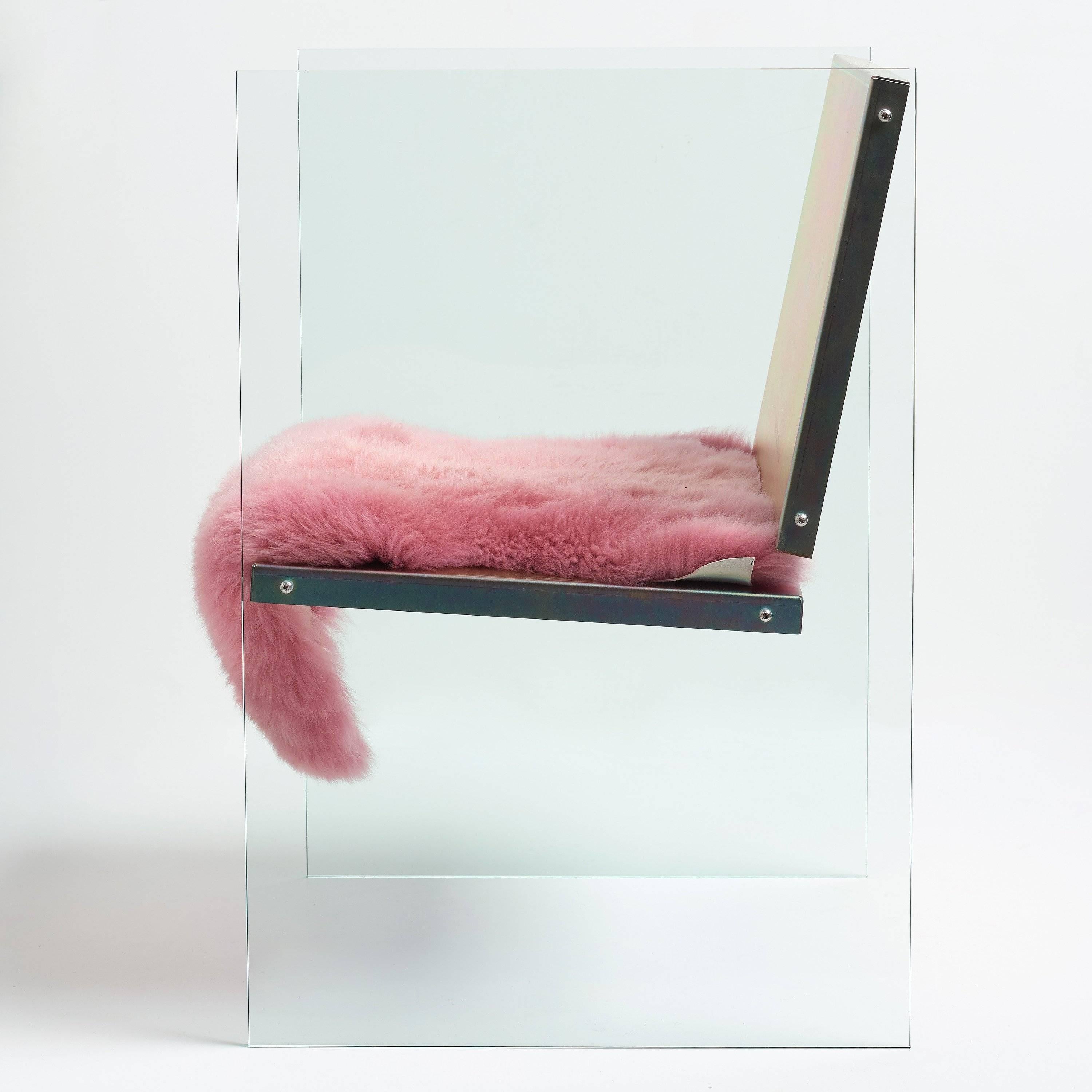 Zeitgenössischer Stuhl aus Glas und schillerndem Stahl von Fredrik Paulsen (Schwedisch) im Angebot
