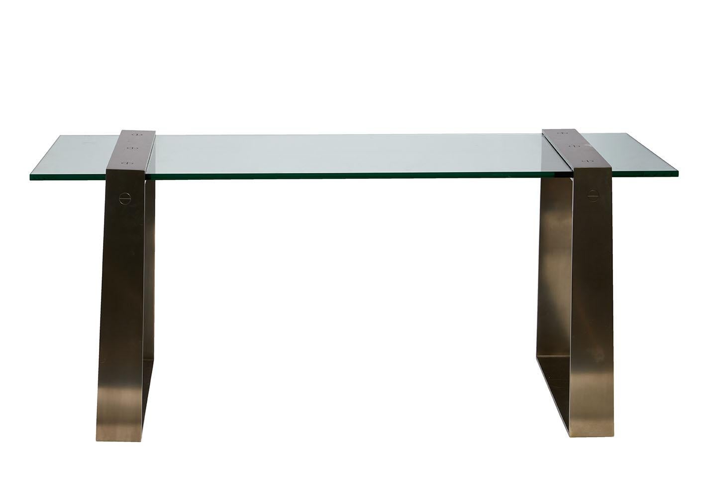 Die Platte aus gehärtetem Glas liegt auf einem Paar Edelstahlstützen in Zinnoptik. Entworfen von Anthony Cox für die RH Lucida Collection'S. 

Hinweis: Diese Serie wurde nach Juli 2022 nicht mehr produziert.
