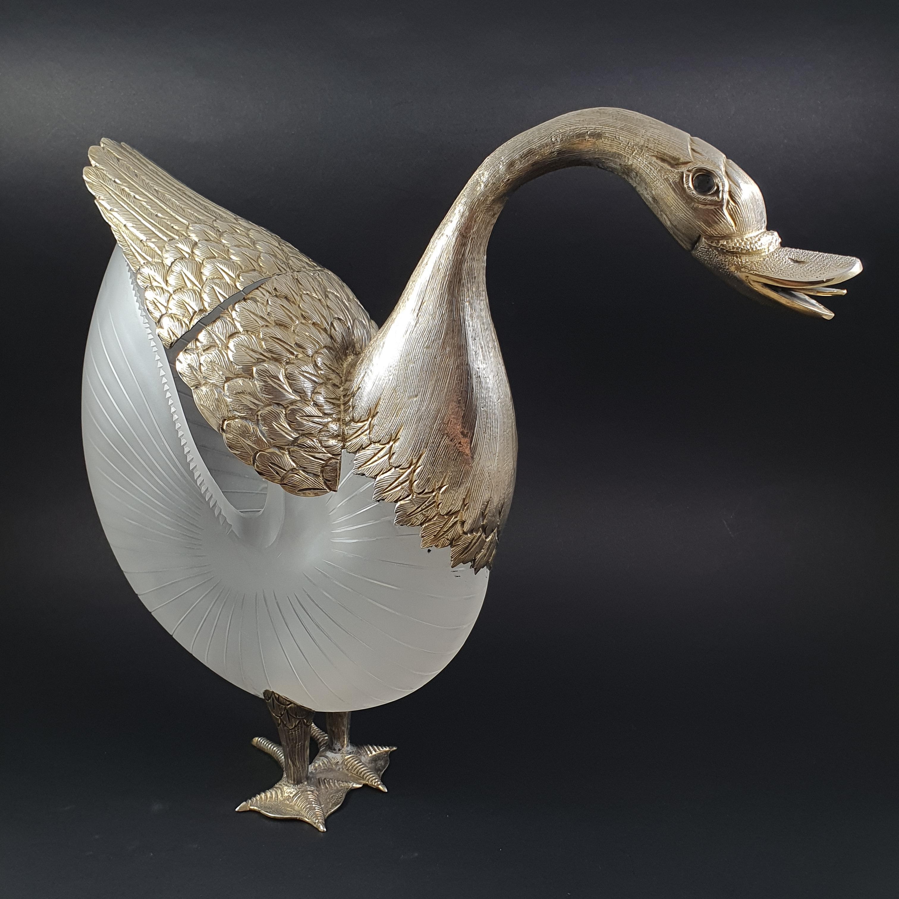 Astonishing swan in glass and Sterling Silver from the 20th century 

The glass in a form of a nautilus shell, the setting finely chiseled in the natural setting 

Sterling silver hallmarks: 925 

Measure: height: 24 cm

Great condition.