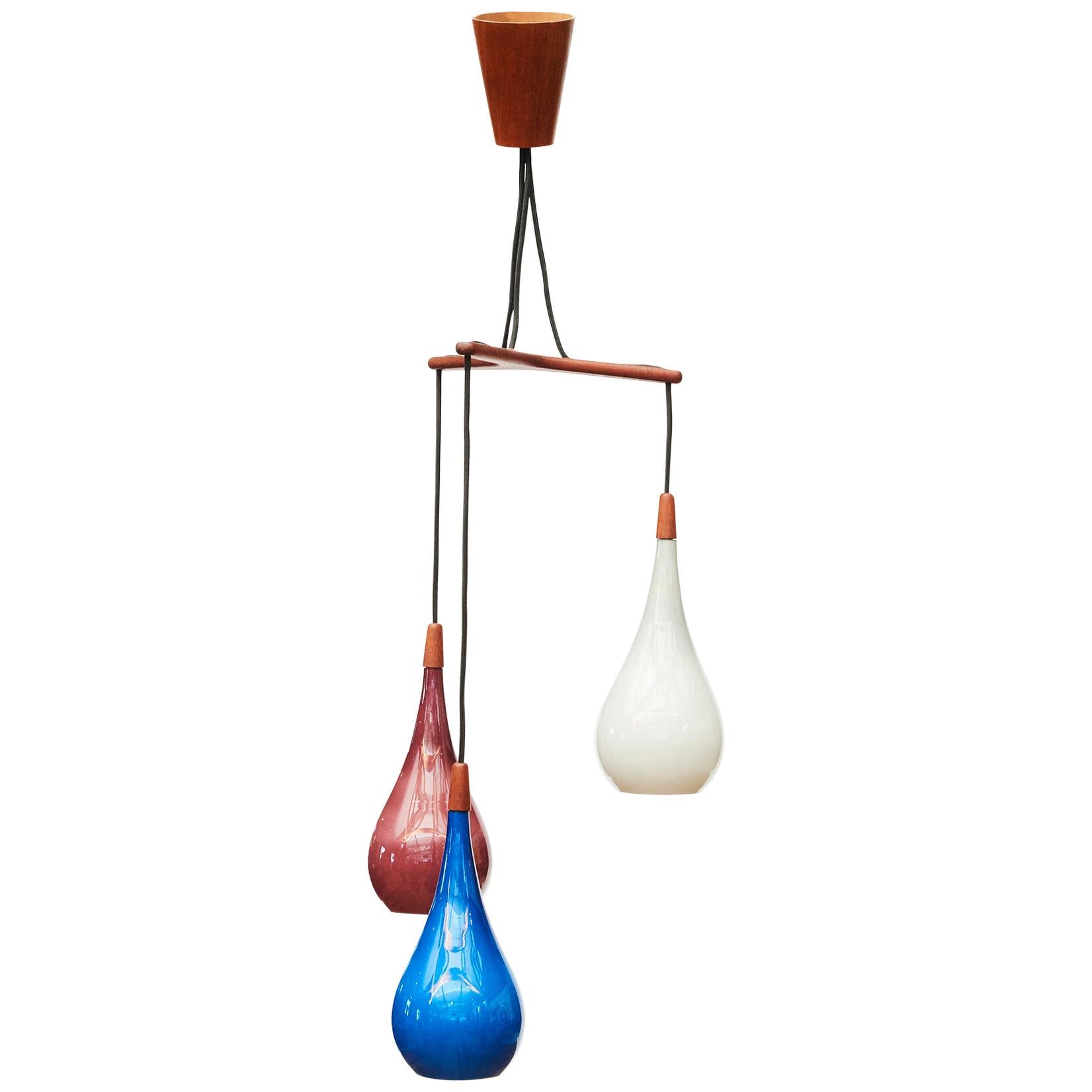 Lampe pendante en verre et teck:: design danois:: Holmegaard:: vers 1955