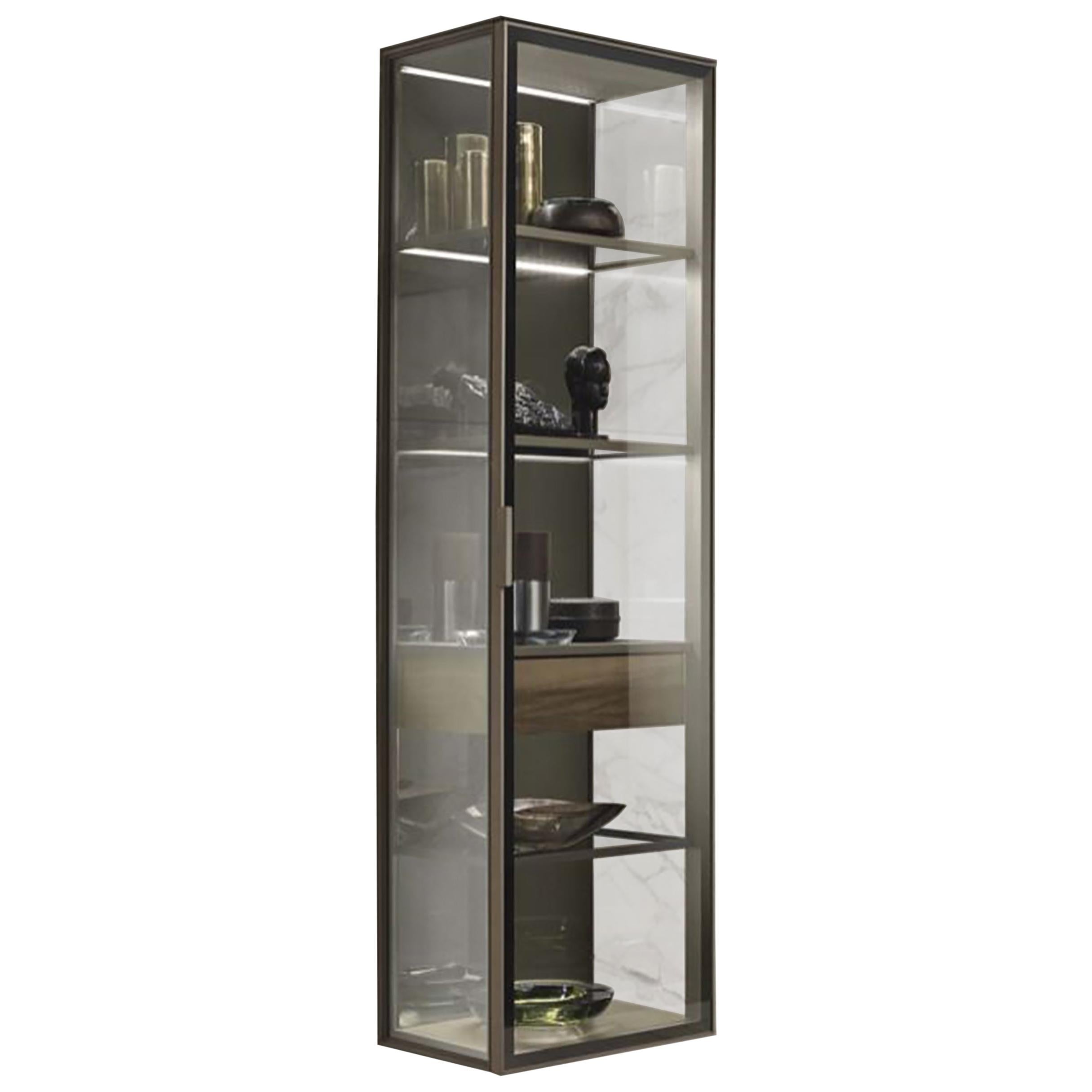 Armoire murale verticale en verre et bois de noyer