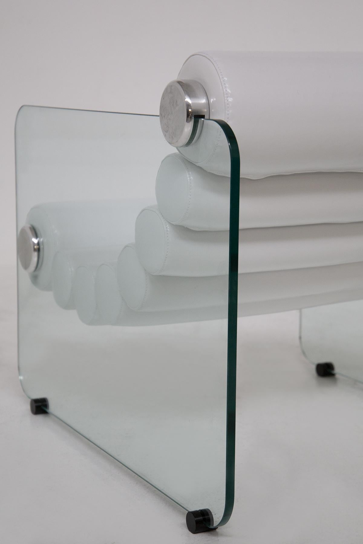 The armchairs are designed by Fabio Lenci in the 70s of fine Italian manufacture.
The supporting structure of the armchair is made of tempered glass and glass. The seat is made of tubular structures in glossy white leatherette. The armrests are