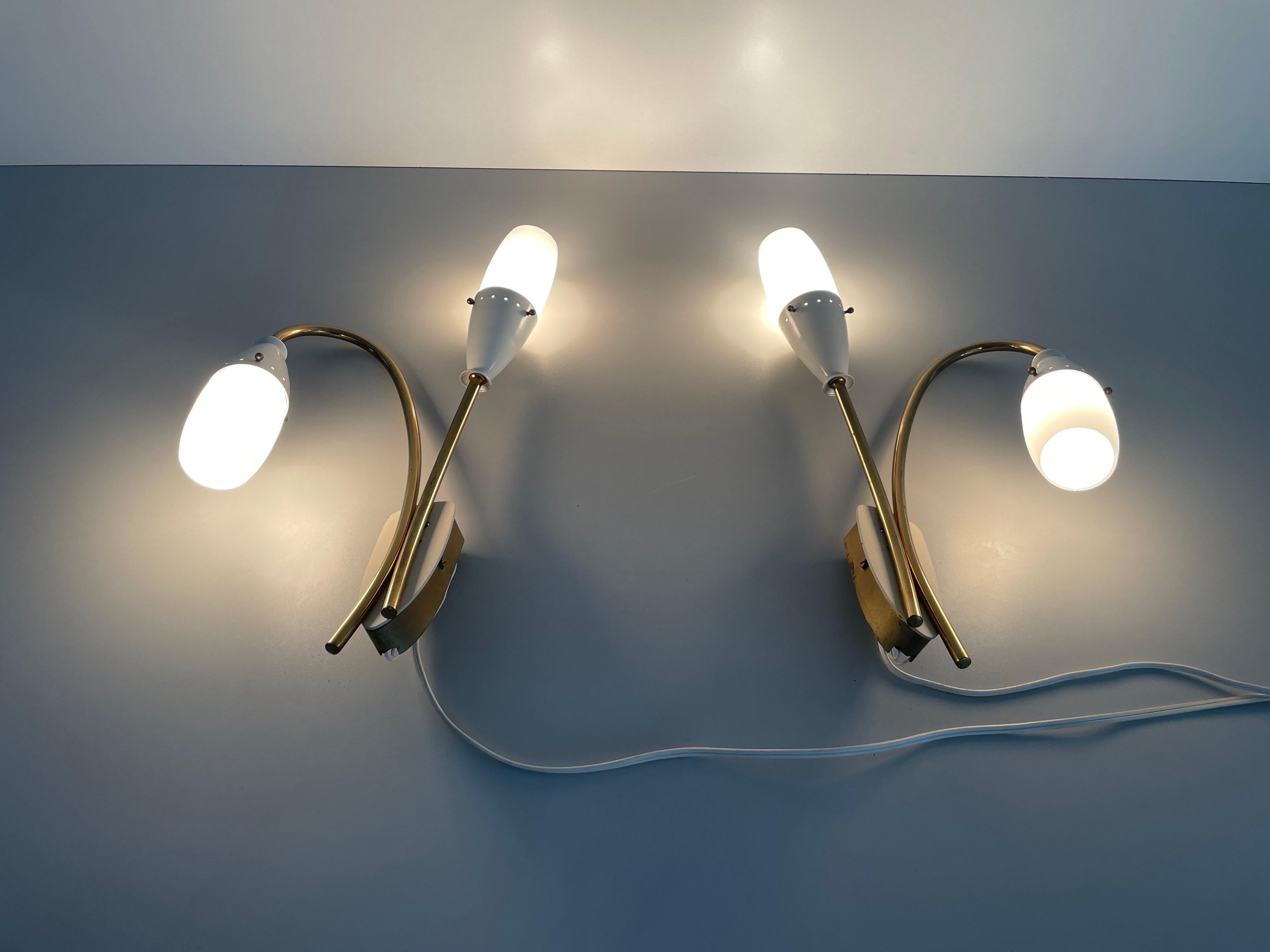 Coppia di lampade Sputnik in vetro e metallo bianco, anni '50, Italia in vendita 3