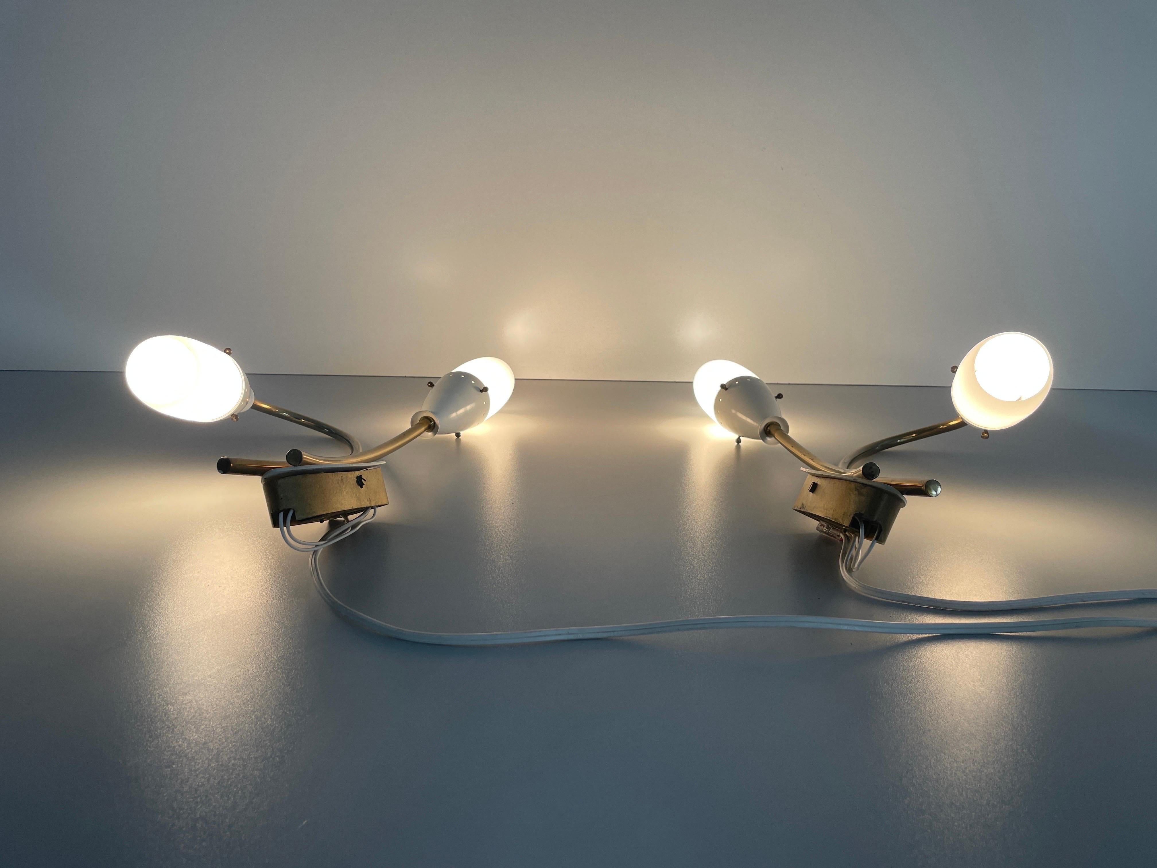 Coppia di lampade Sputnik in vetro e metallo bianco, anni '50, Italia in vendita 5