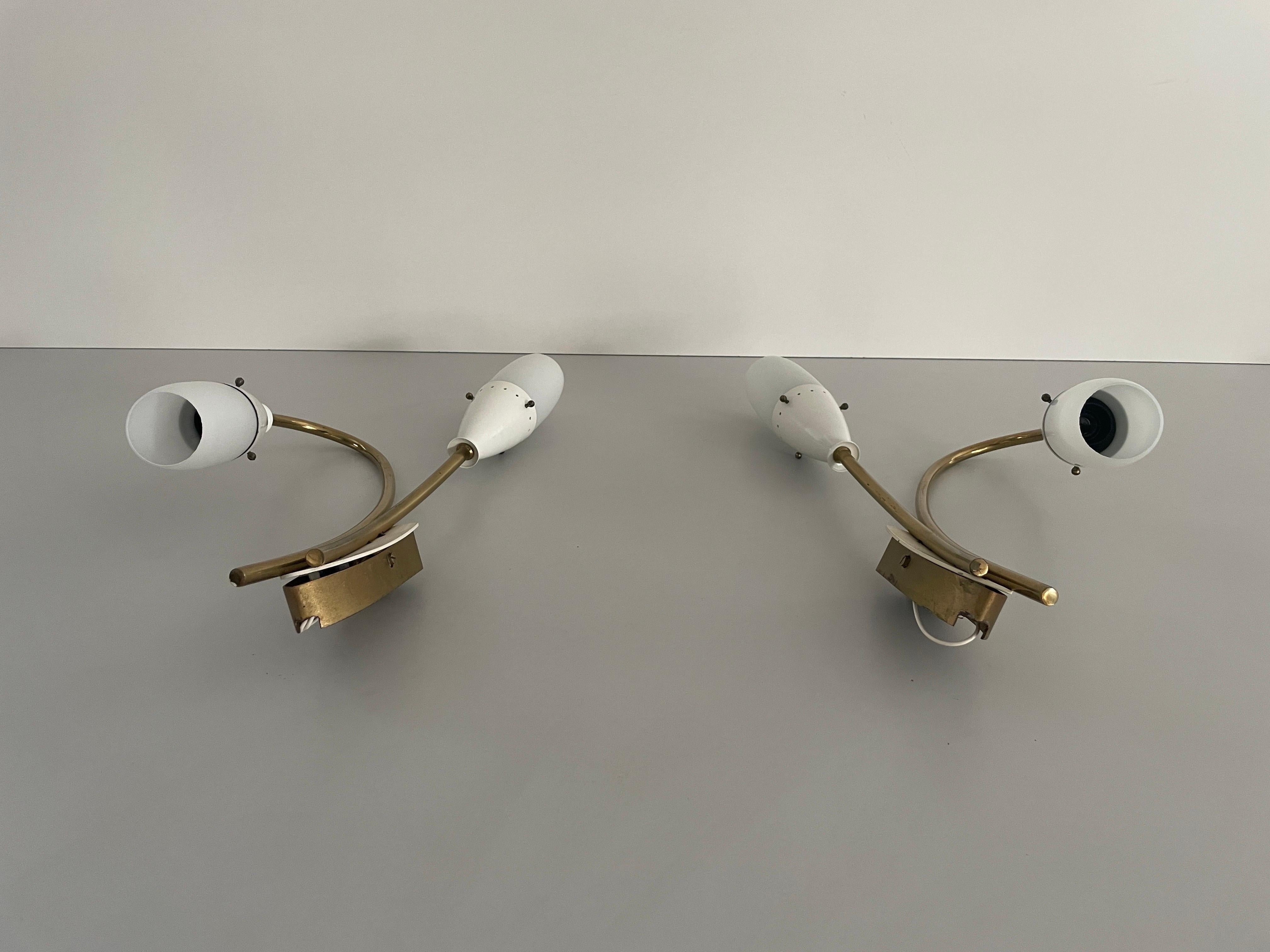 Italiano Coppia di lampade Sputnik in vetro e metallo bianco, anni '50, Italia in vendita