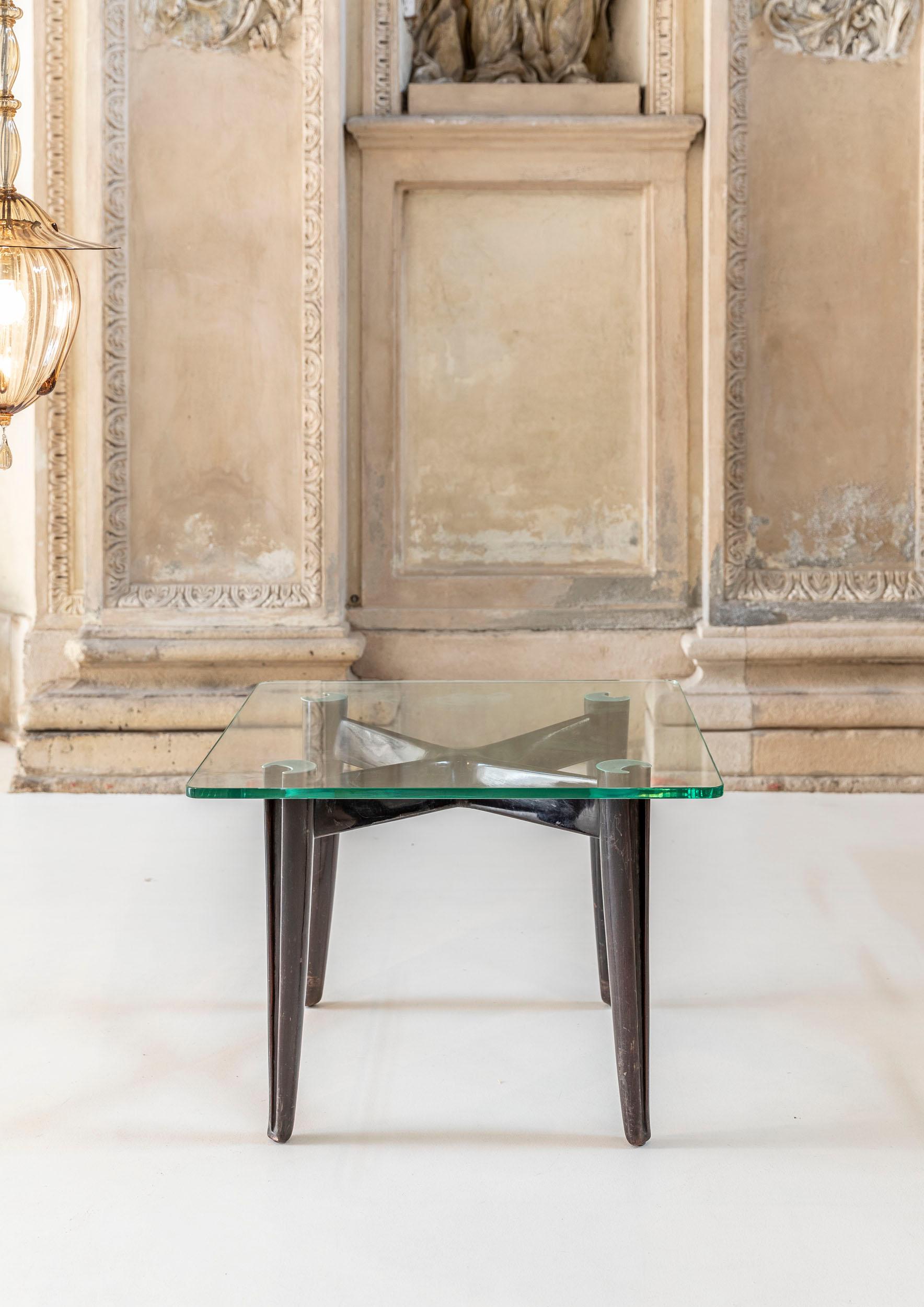 Tisch aus Glas und Holz, Osvaldo Borsani zugeschrieben (Moderne der Mitte des Jahrhunderts) im Angebot