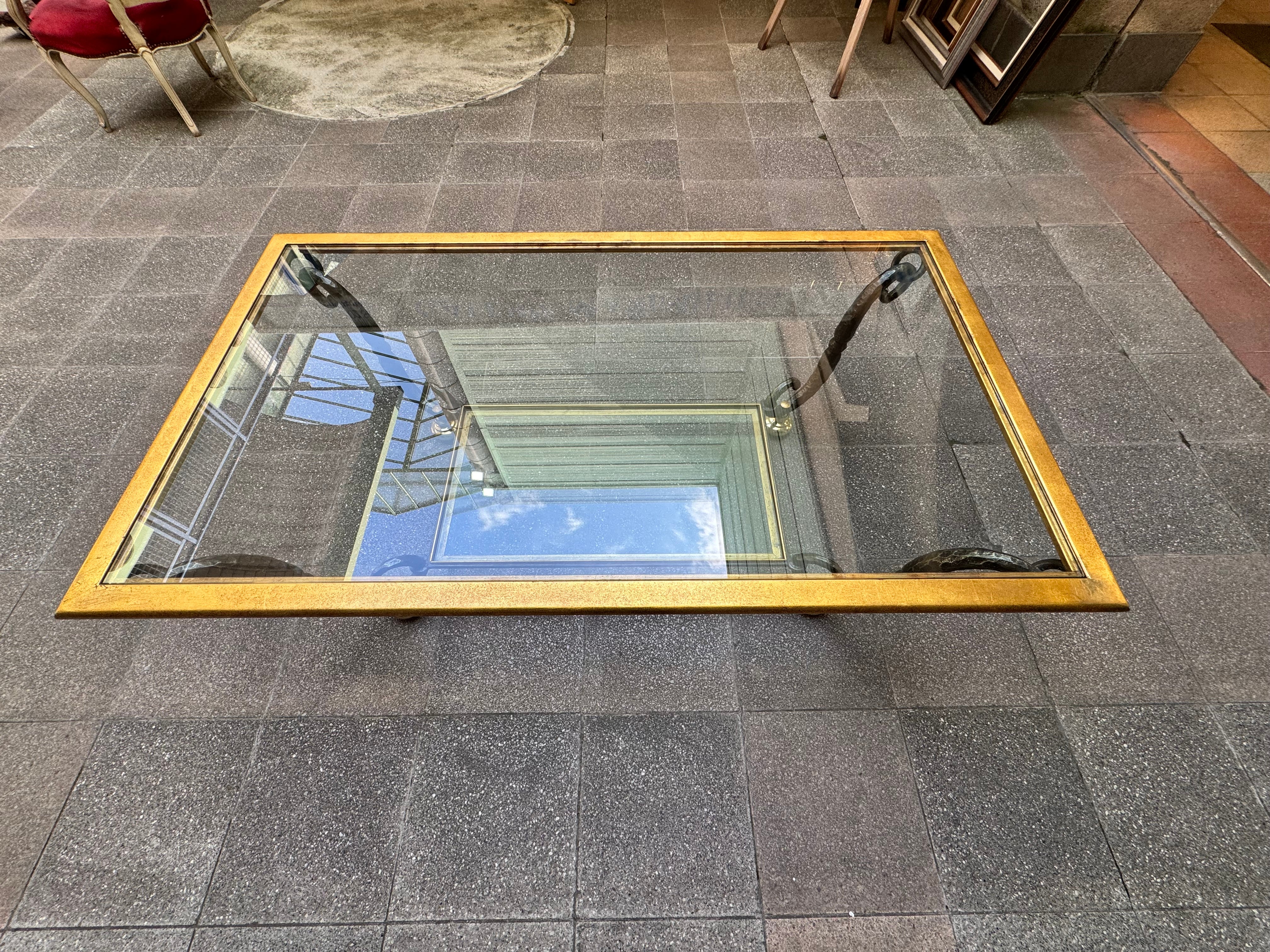 Table basse en verre et fer forgé par Banci Firenze - 1980- Smail Titi
130 X 74 cm
Hauteur 46 cm
5900 euros