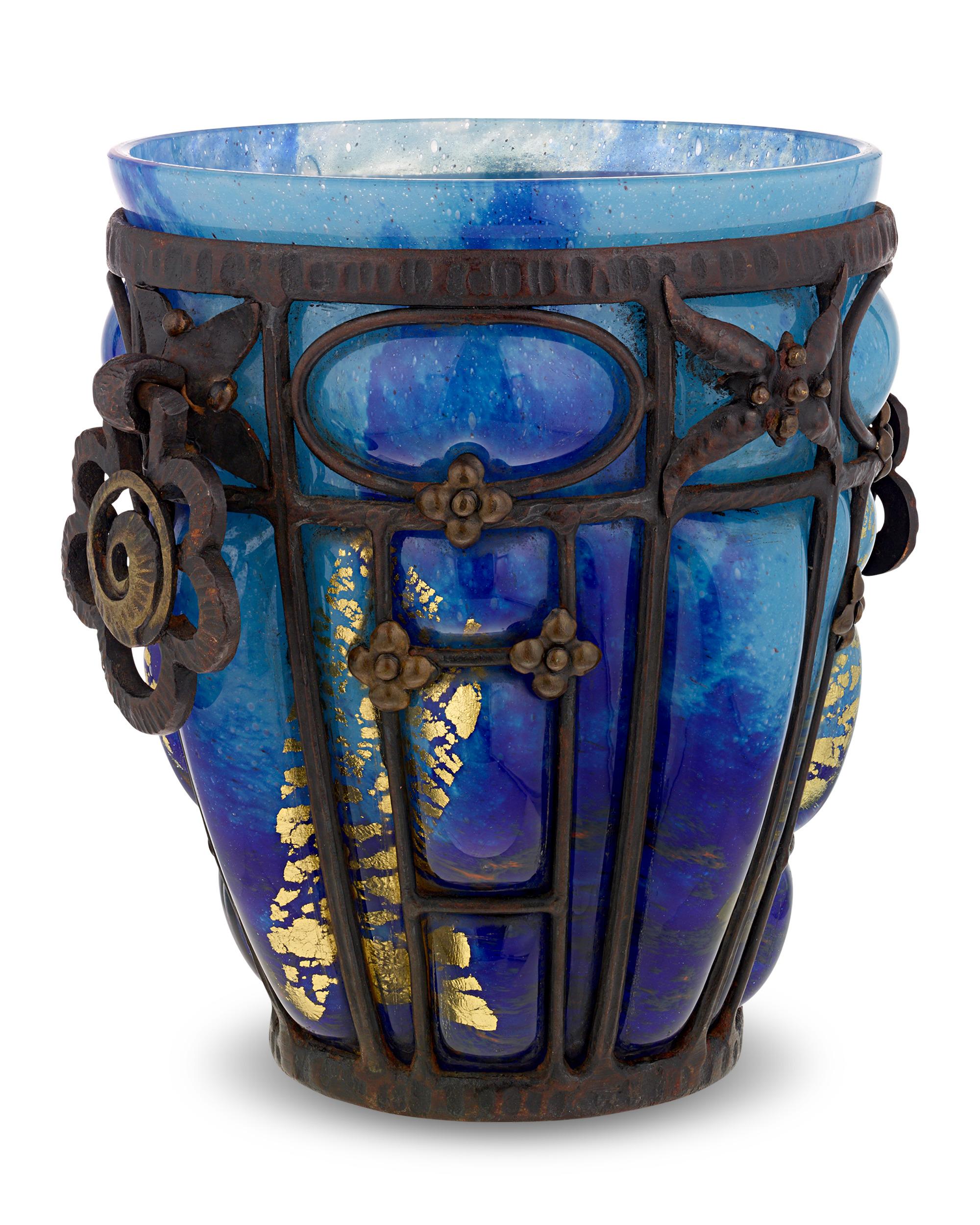 Diese exquisite Vase aus Glas und Schmiedeeisen ist das Ergebnis einer der berühmtesten künstlerischen Kollaborationen des Art déco zwischen Daum Nancy und Louis Majorelle. Daum und Majorelle, die beide für ihre unübertroffene Handwerkskunst und