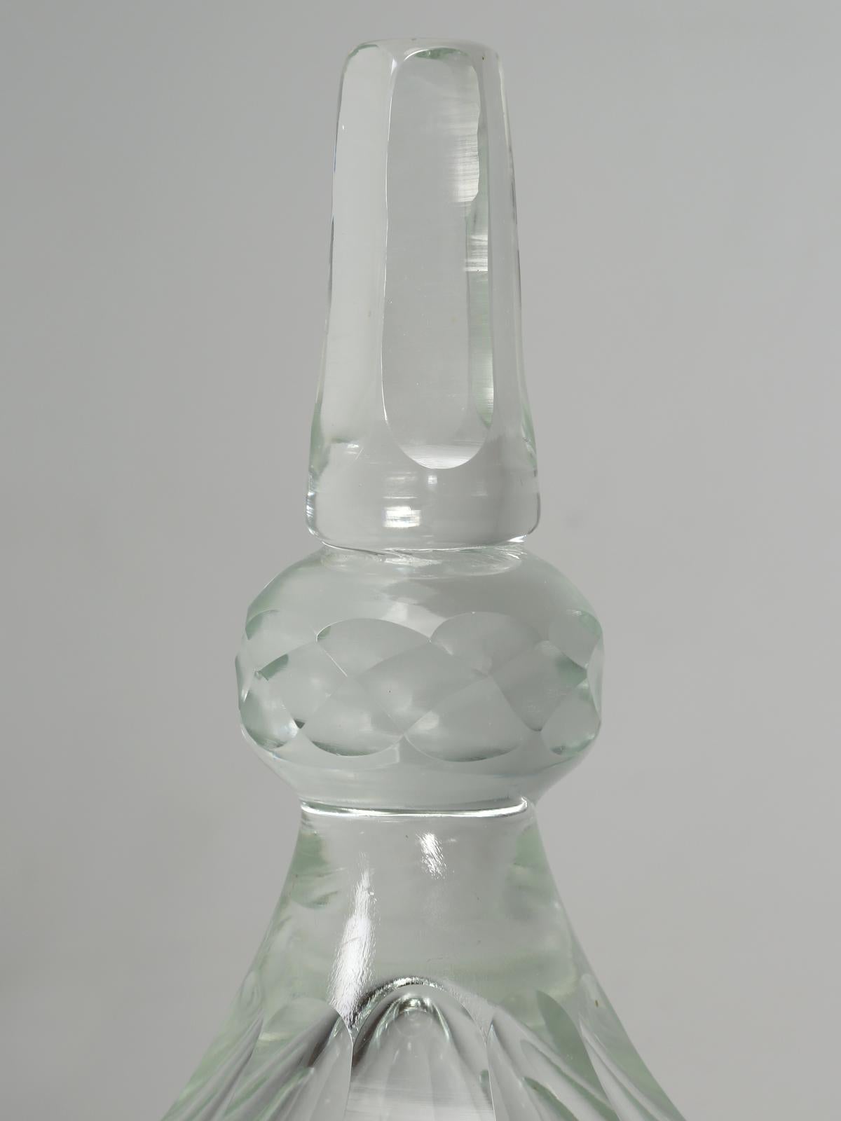 Glass Apothecary Jar with Handcut Details (Chinesisch)