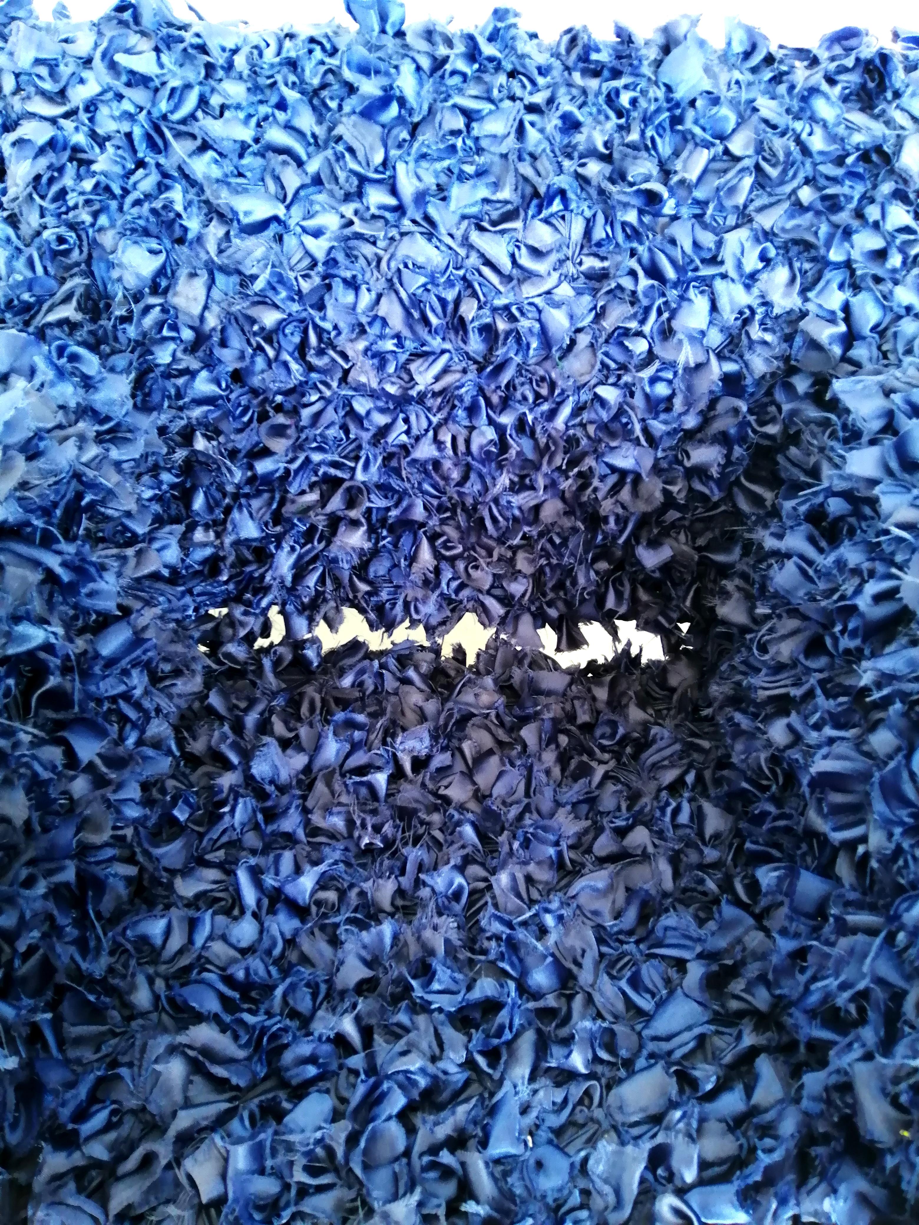 Construction technique: iron structure covered with flakes fabric
Color: blue.
 