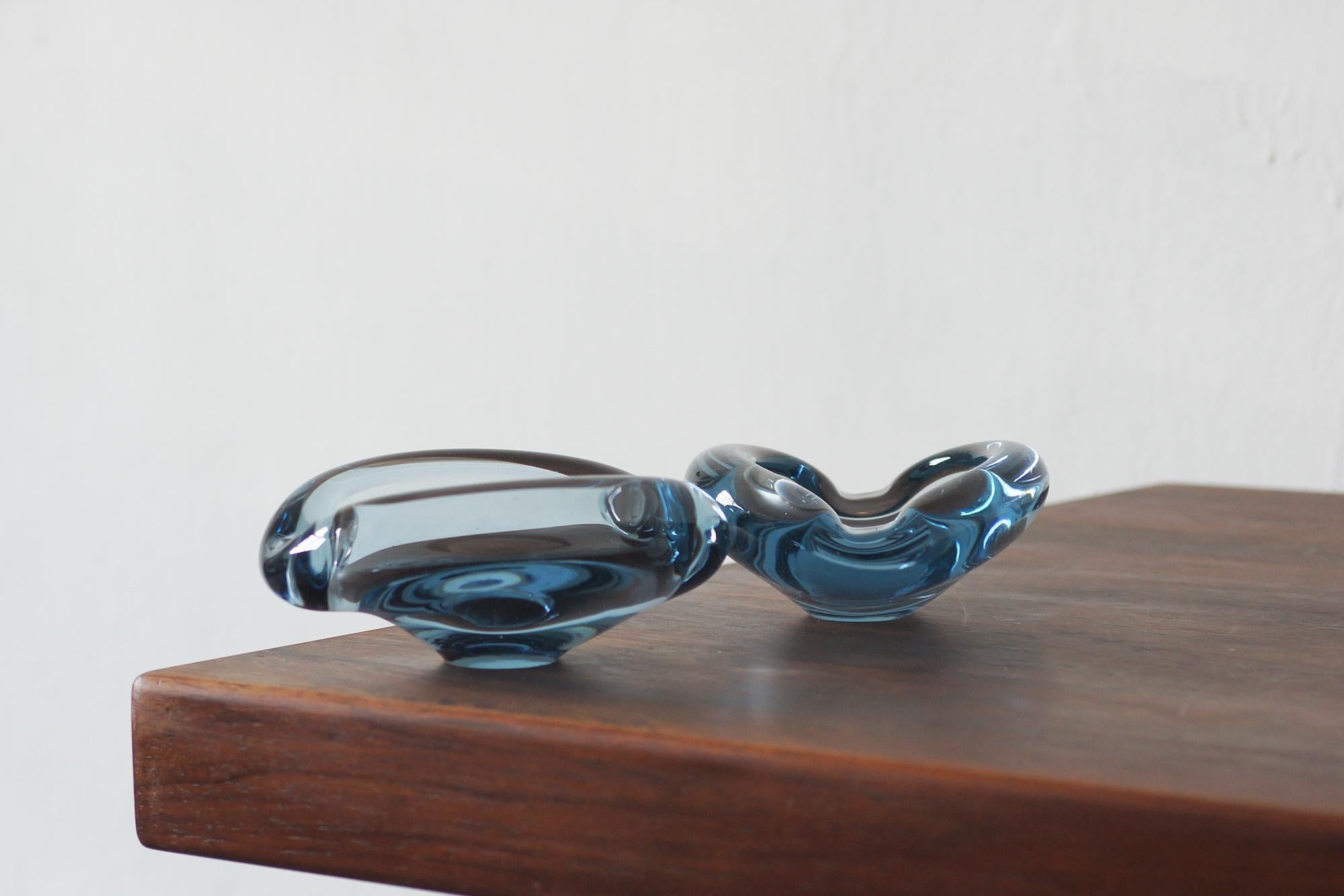 Le bol en verre conçu par Per Lütken pour Holmegaard est l'un des exemples les plus reconnaissables de verre d'art danois du XXe siècle. Lütken, designer en chef de la célèbre verrerie pendant plus de quatre décennies, a créé des récipients qui