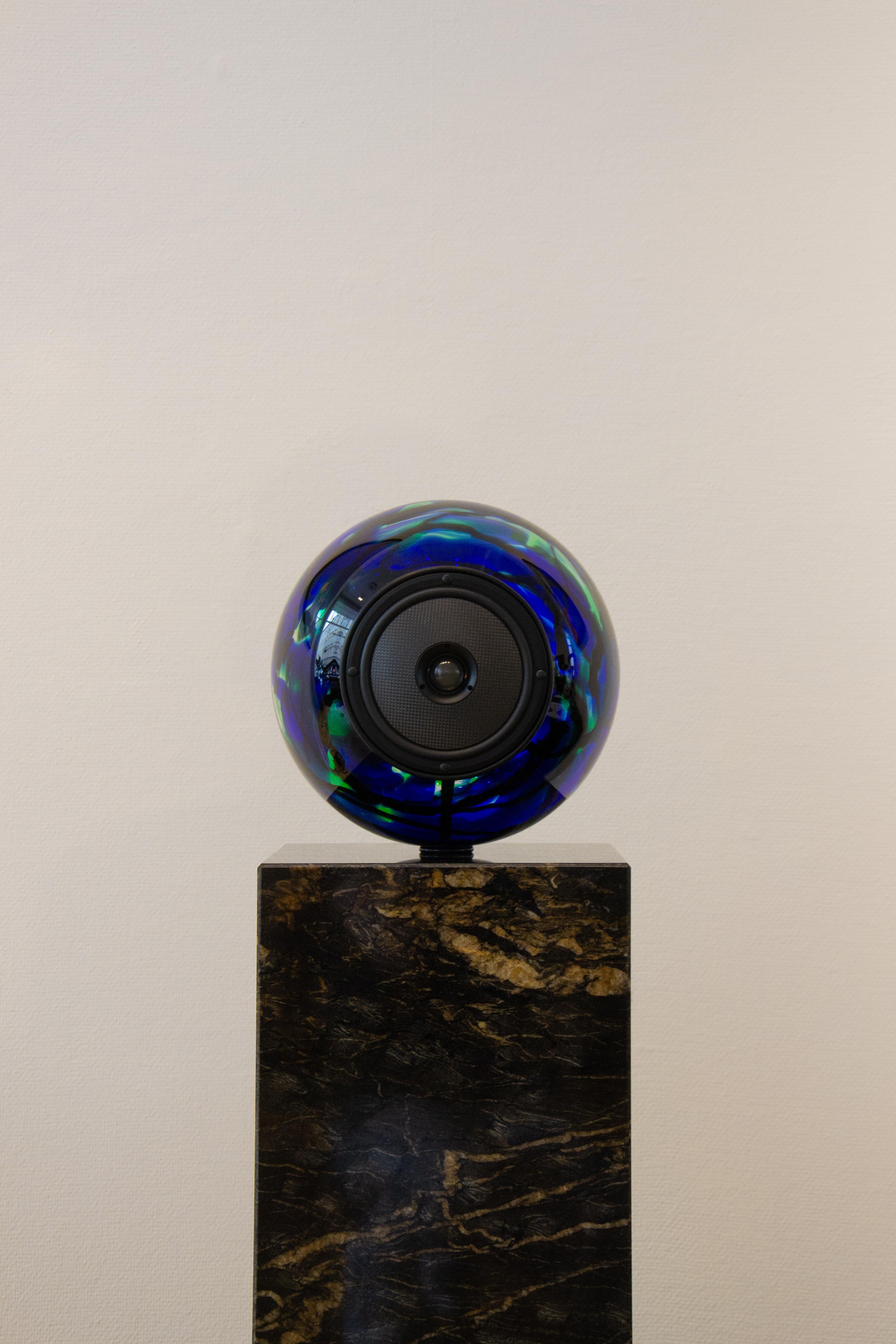 Altavoz mono de pedestal de rango completo con bola de cristal personalizable. Danés en venta
