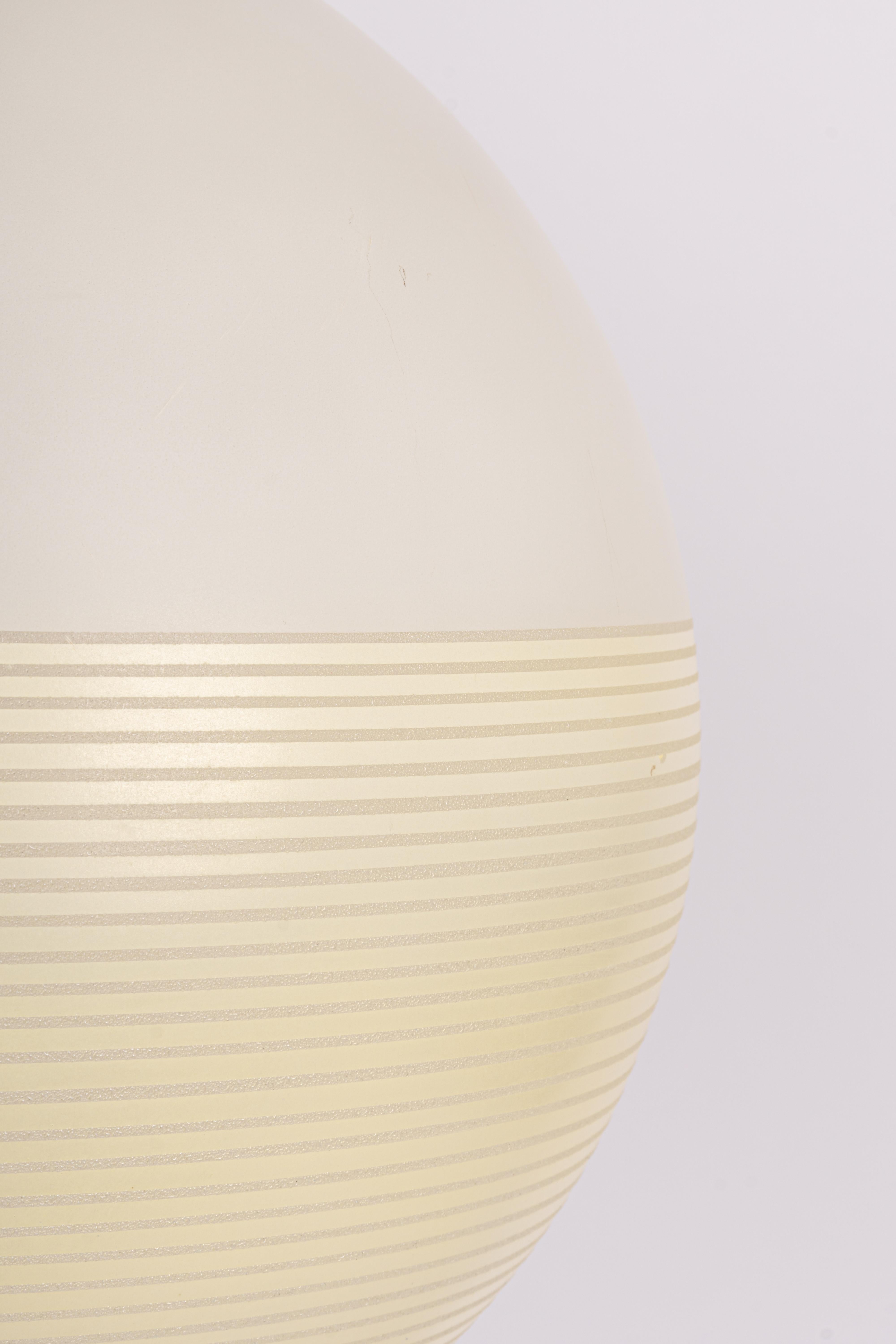 Magnifique lampe suspendue fabriquée par Doria dans les années 1960 en Allemagne.
Il donne un merveilleux effet lumineux lorsqu'il est allumé.
Très bon état. Nettoyé, bien câblé, et prêt à être utilisé. 

Le luminaire nécessite une ampoule