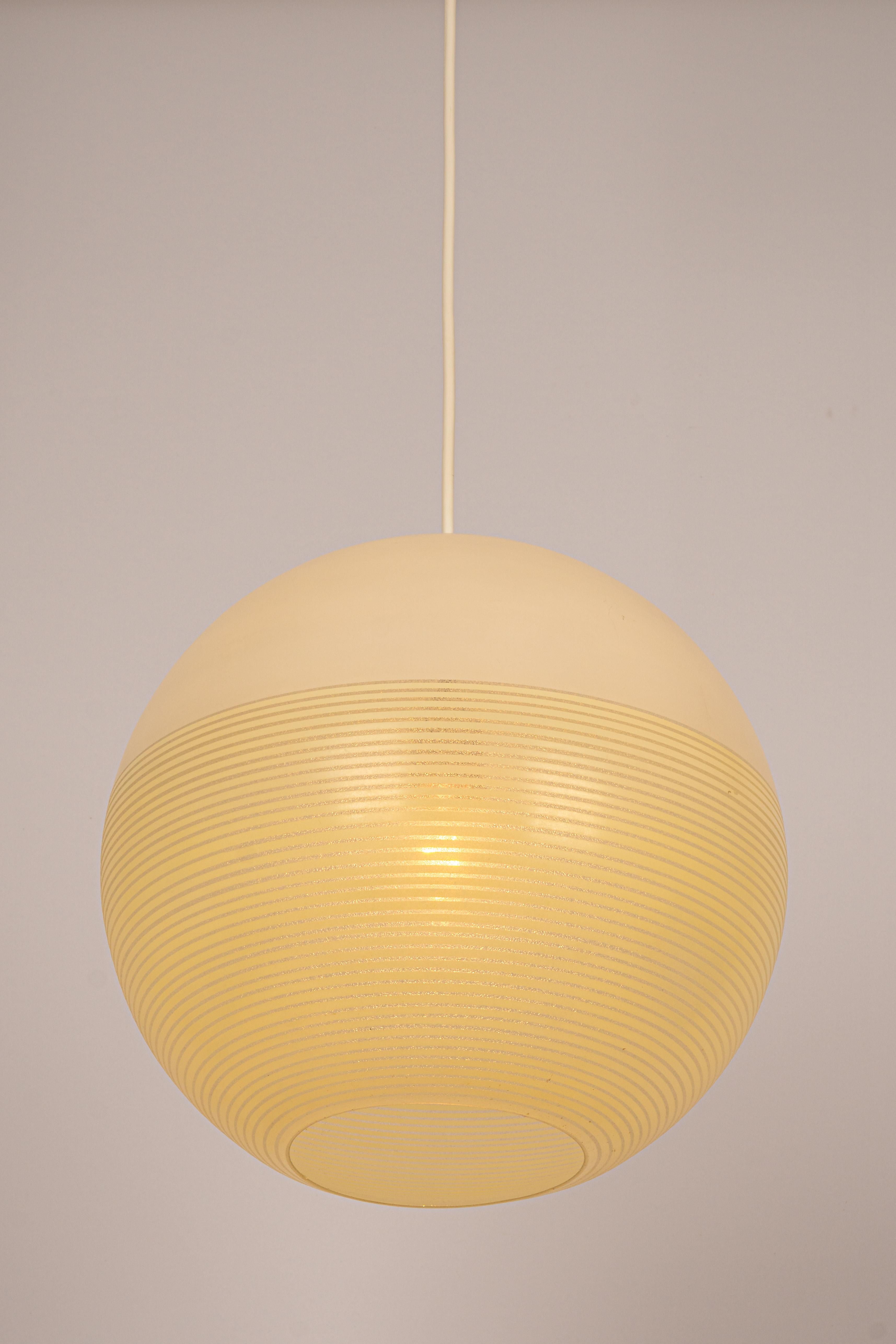 Lampe à suspension boule en verre de Doria, Allemagne, années 1960 en vente 1