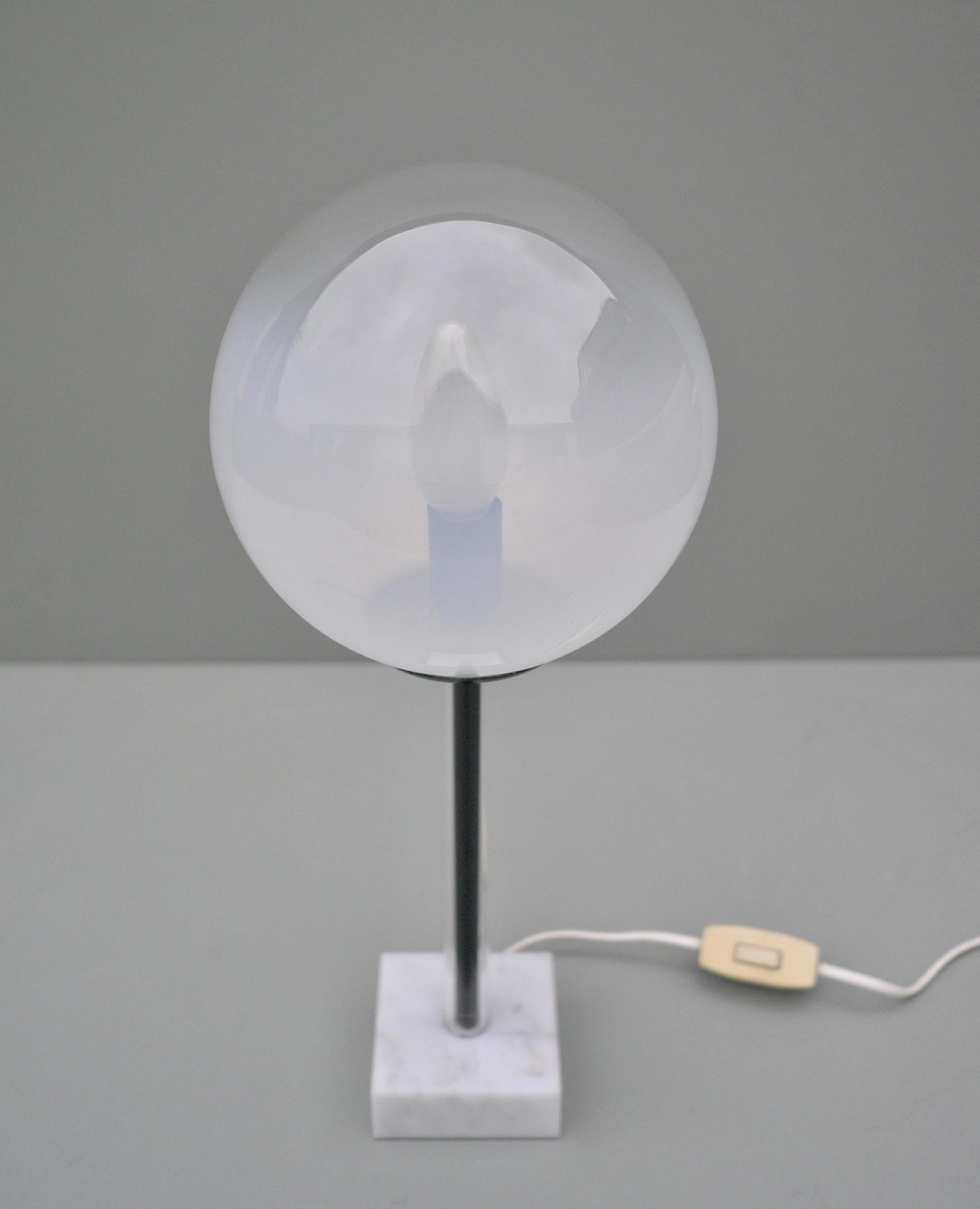Lampe de table boule en verre avec base en marbre blanc et tube en plexiglas, Italie, années 1960.