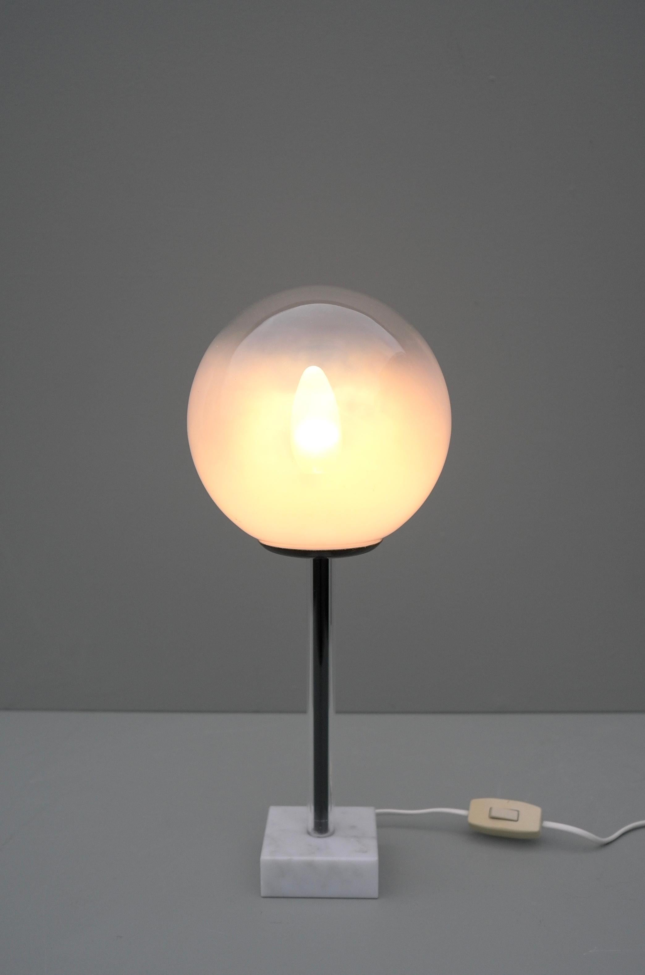 Lampe de table boule de verre avec base en marbre blanc, Italie, années 1960 Bon état - En vente à Den Haag, NL