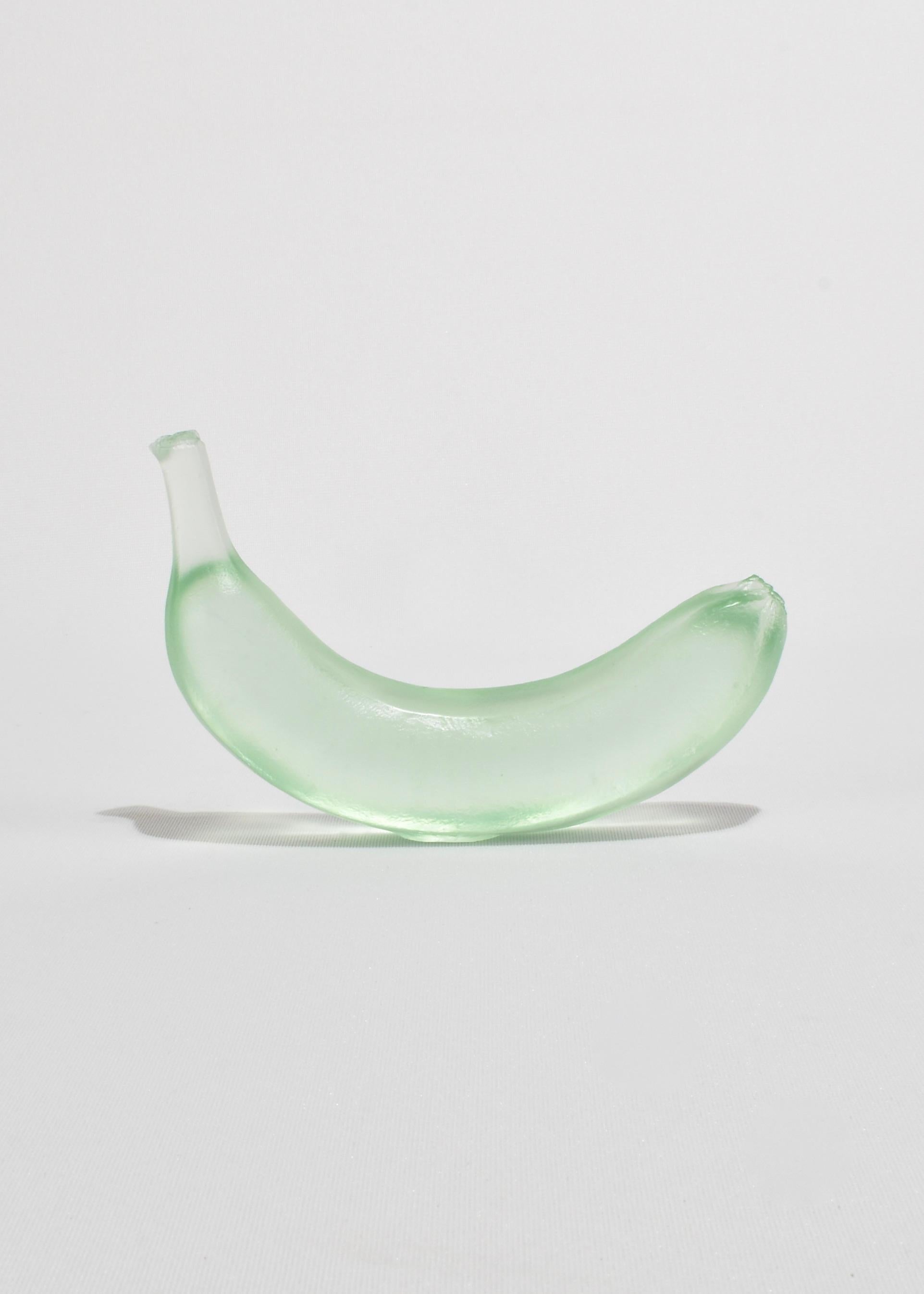 Banane sculpturale en verre, fabriquée à la main à Auckland, en Nouvelle-Zélande, par l'artiste Devyn Ormsby. Moulage individuel d'une banane de taille réelle dans une forme solide en verre de cristal.

La forme de la banane est autonome et attire