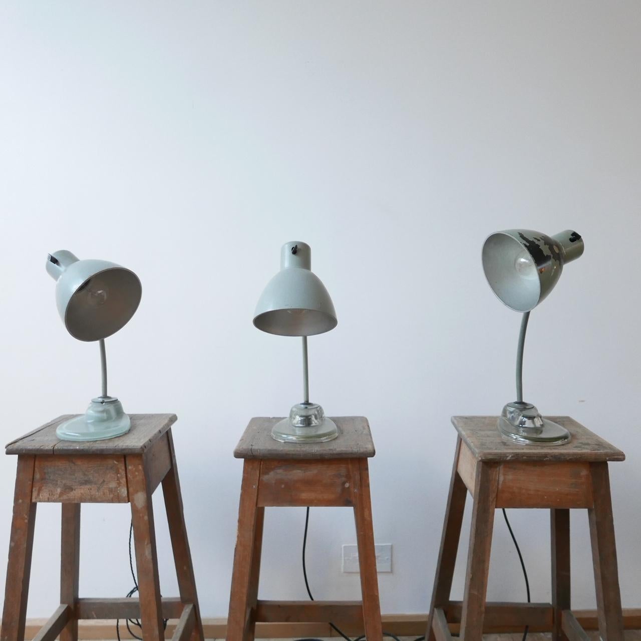 Ikonische Tisch- oder Schreibtischlampen von Kandem.

Es handelt sich um ein seltenes Modell mit Glasboden, das aus dem Zweiten Weltkrieg stammt, als Eisen für die Kriegsanstrengungen beschlagnahmt wurde.

Sockel aus gepresstem Glas, Bakelit und