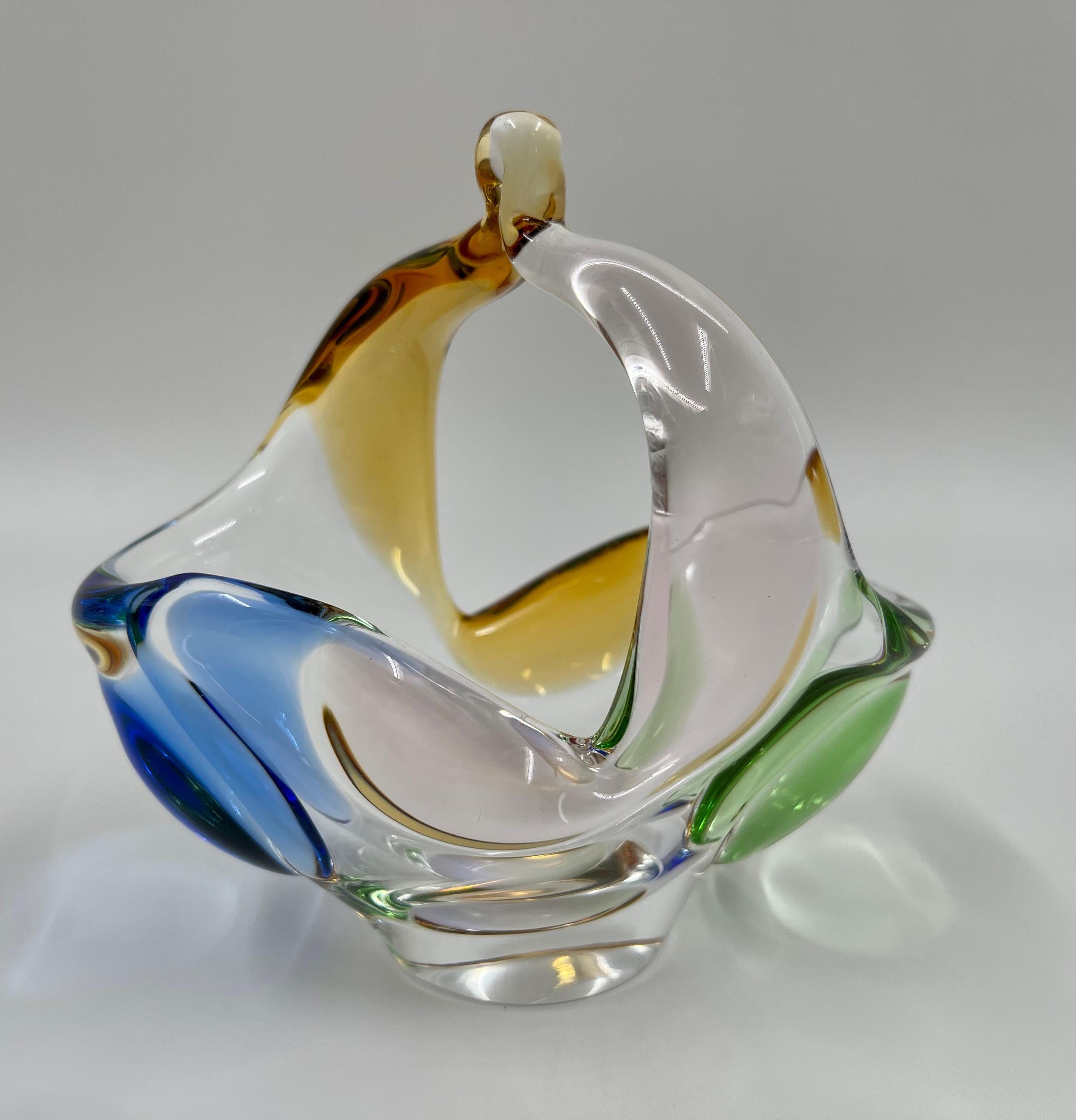 Dies ist ein wunderschöner Glaskorb aus der Mitte des Jahrhunderts, entworfen von Frantisek Zemek und hergestellt von der Glashütte Mstisov in der Tschechoslowakei in den 1950er Jahren. Der Korb gehört zur Collection'S Rhapsody und ist aus farbigem
